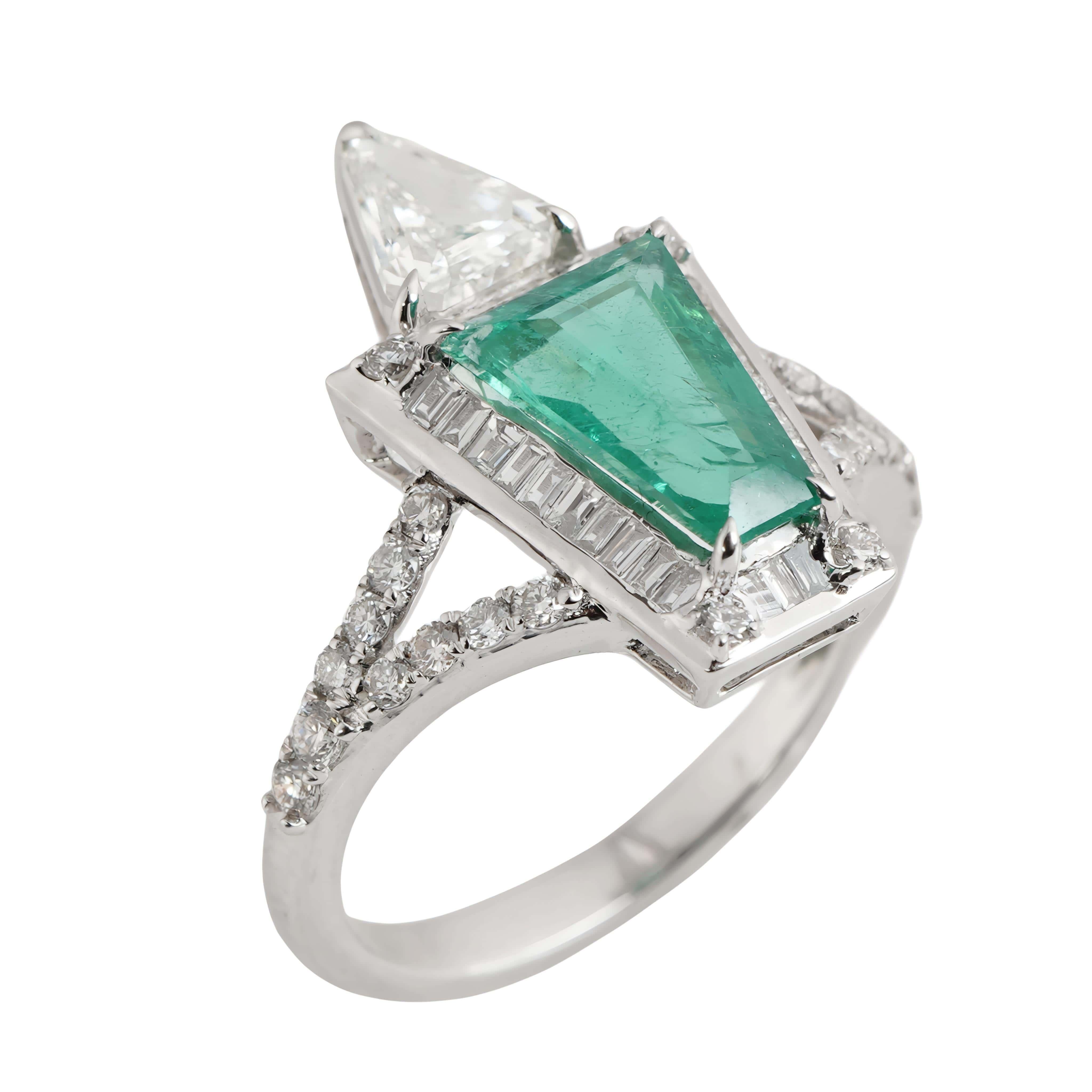 Natürlicher sambischer Smaragd-Diamantring aus 18 Karat Gold mit hochwertigem Diamanten (Smaragdschliff) im Angebot
