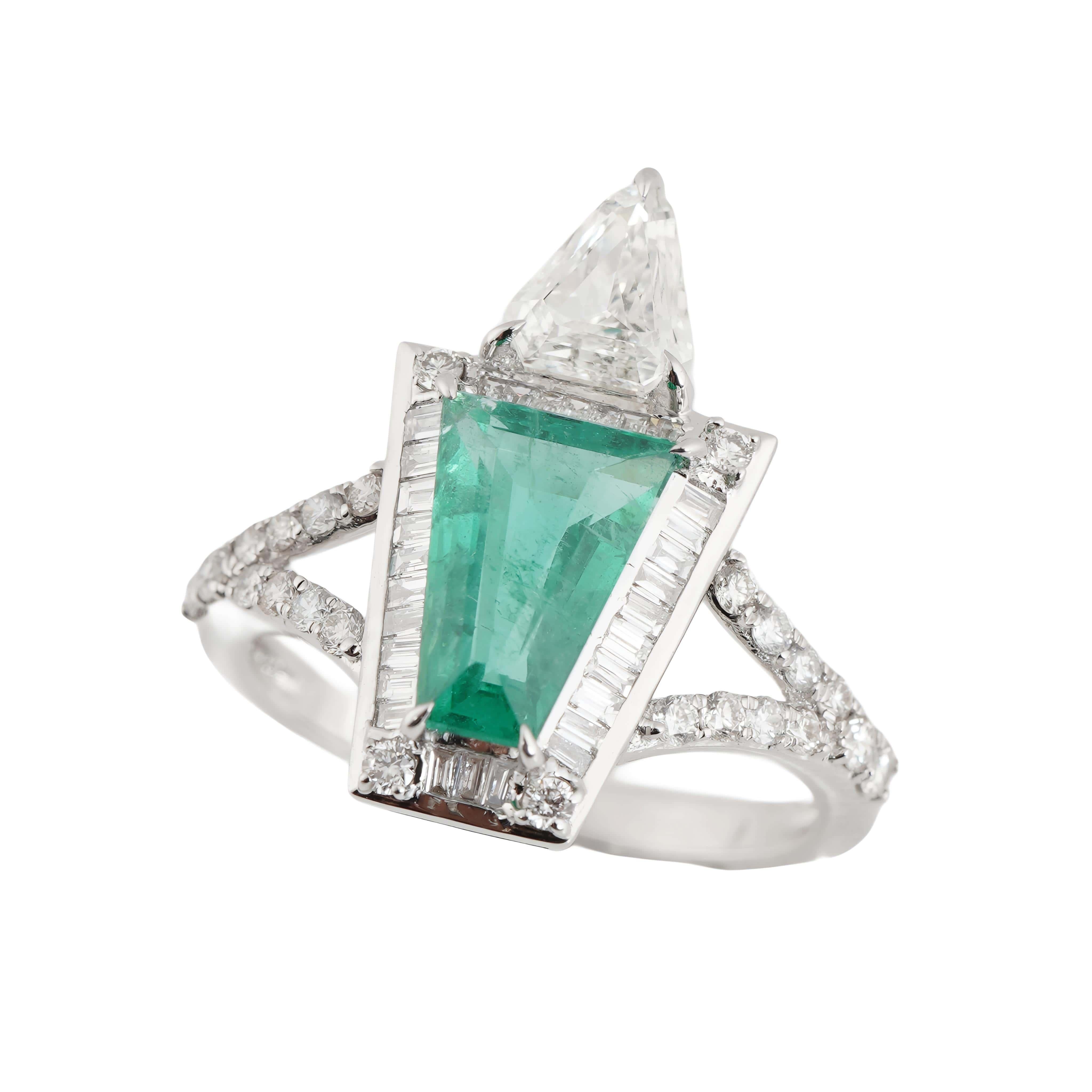Taglio smeraldo Anello con smeraldo naturale dello Zambia di alta qualità e diamante in oro 18 carati in vendita