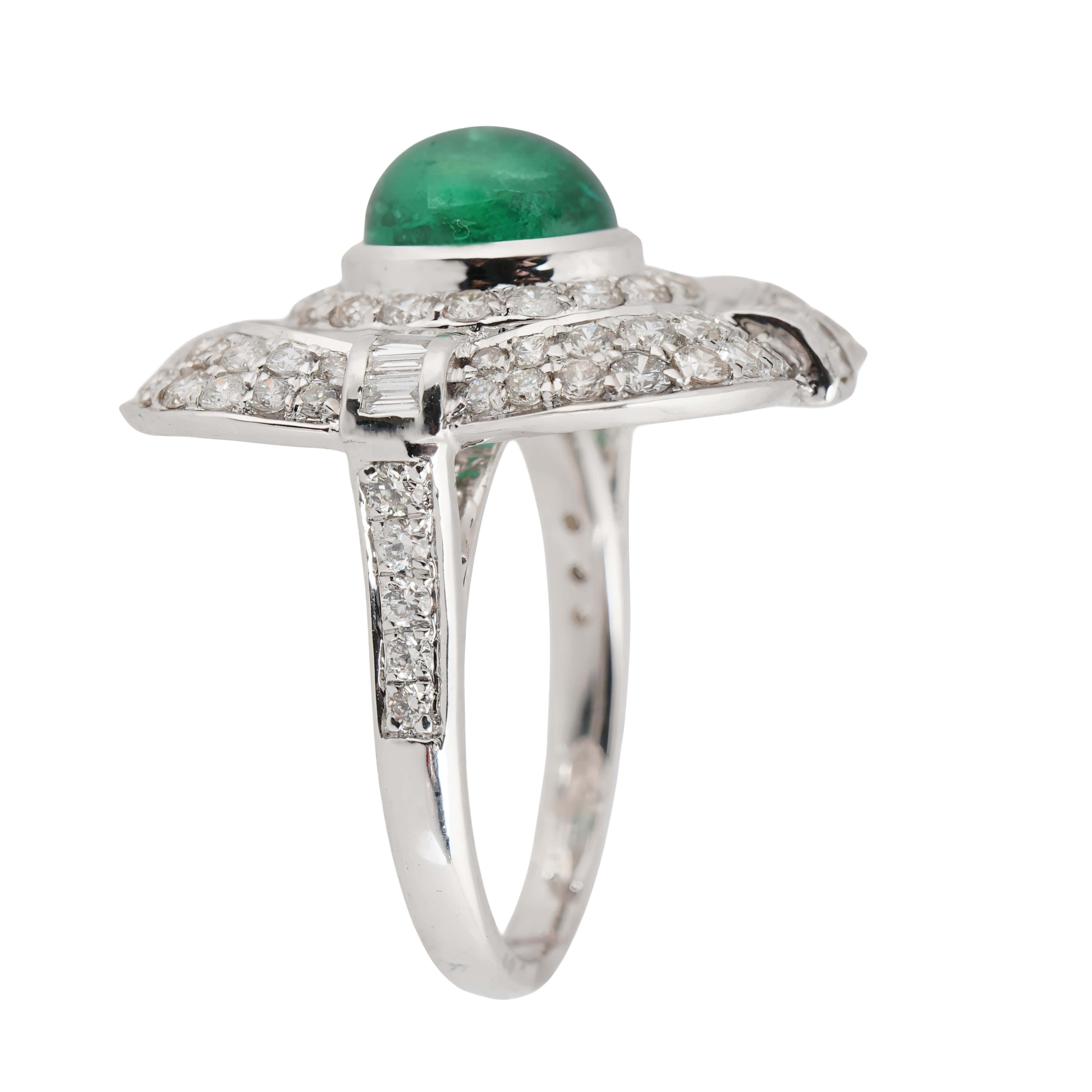 Natural Zambian Emerald high quality caboshan diamond ring in 18k gold In New Condition For Sale In jaipur, IN