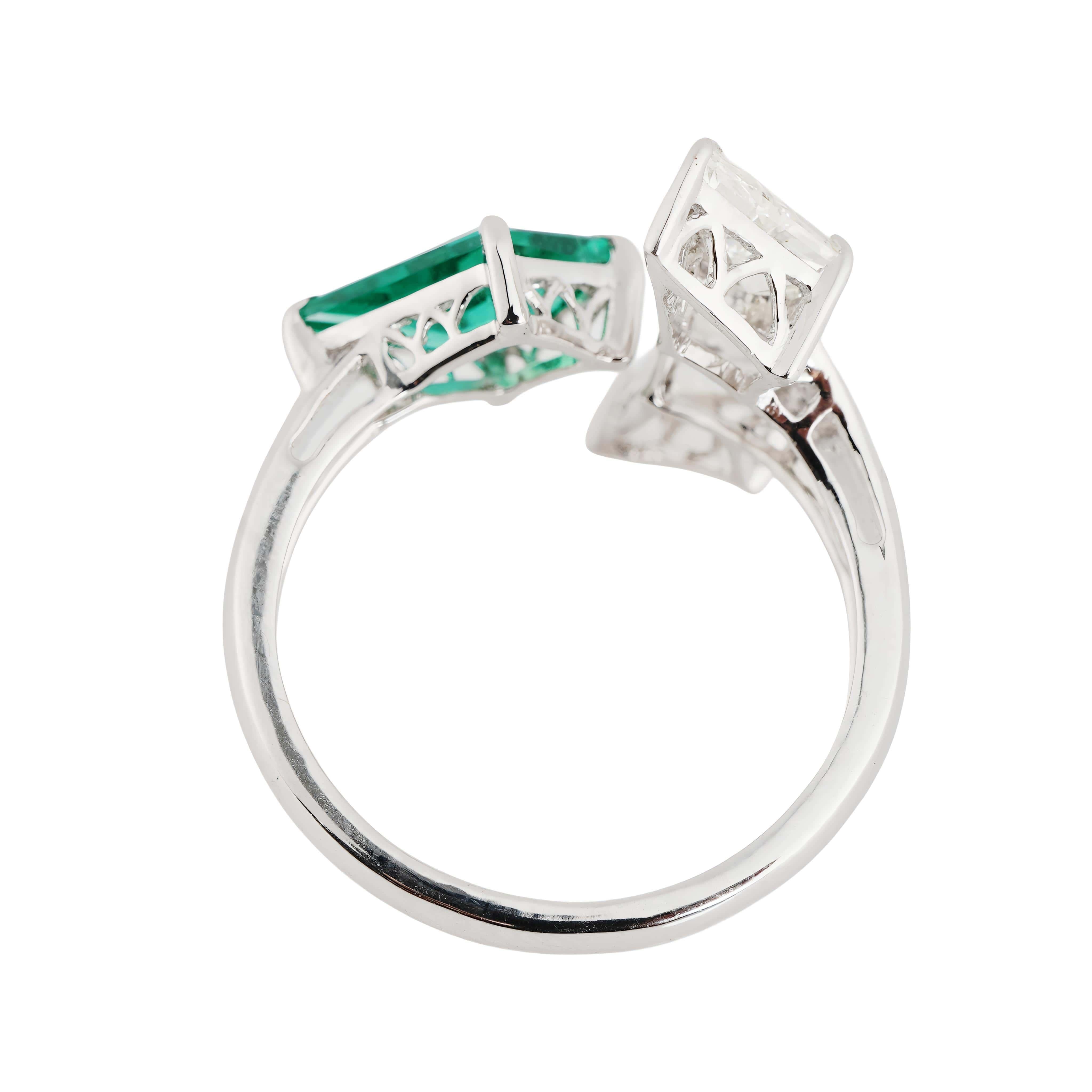 Women's Natural zambian Emerald high quality  diamond ring in 18k gold For Sale