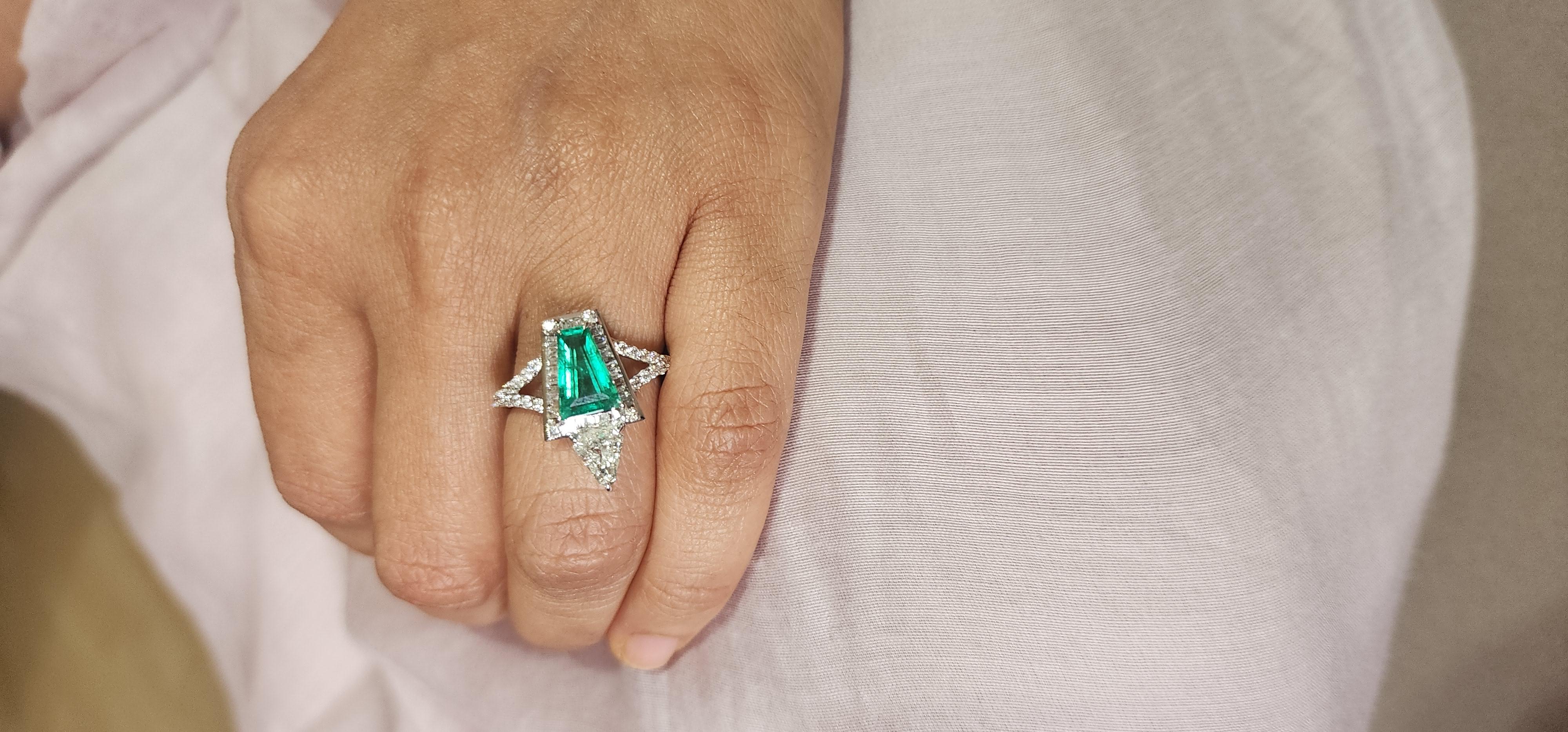 Natürlicher sambischer Smaragd-Diamantring aus 18 Karat Gold mit hochwertigem Diamanten im Angebot 1
