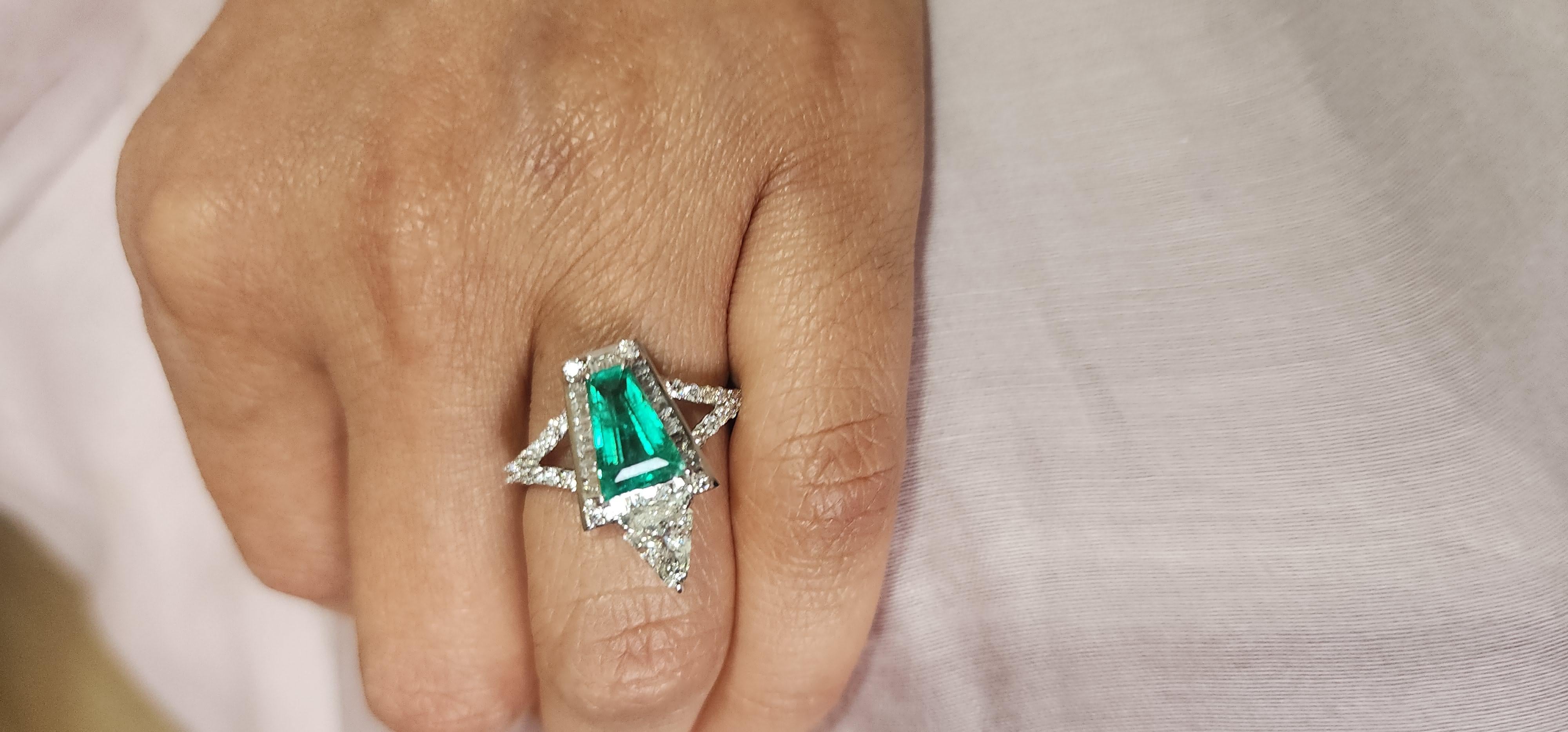Natürlicher sambischer Smaragd-Diamantring aus 18 Karat Gold mit hochwertigem Diamanten im Angebot 2