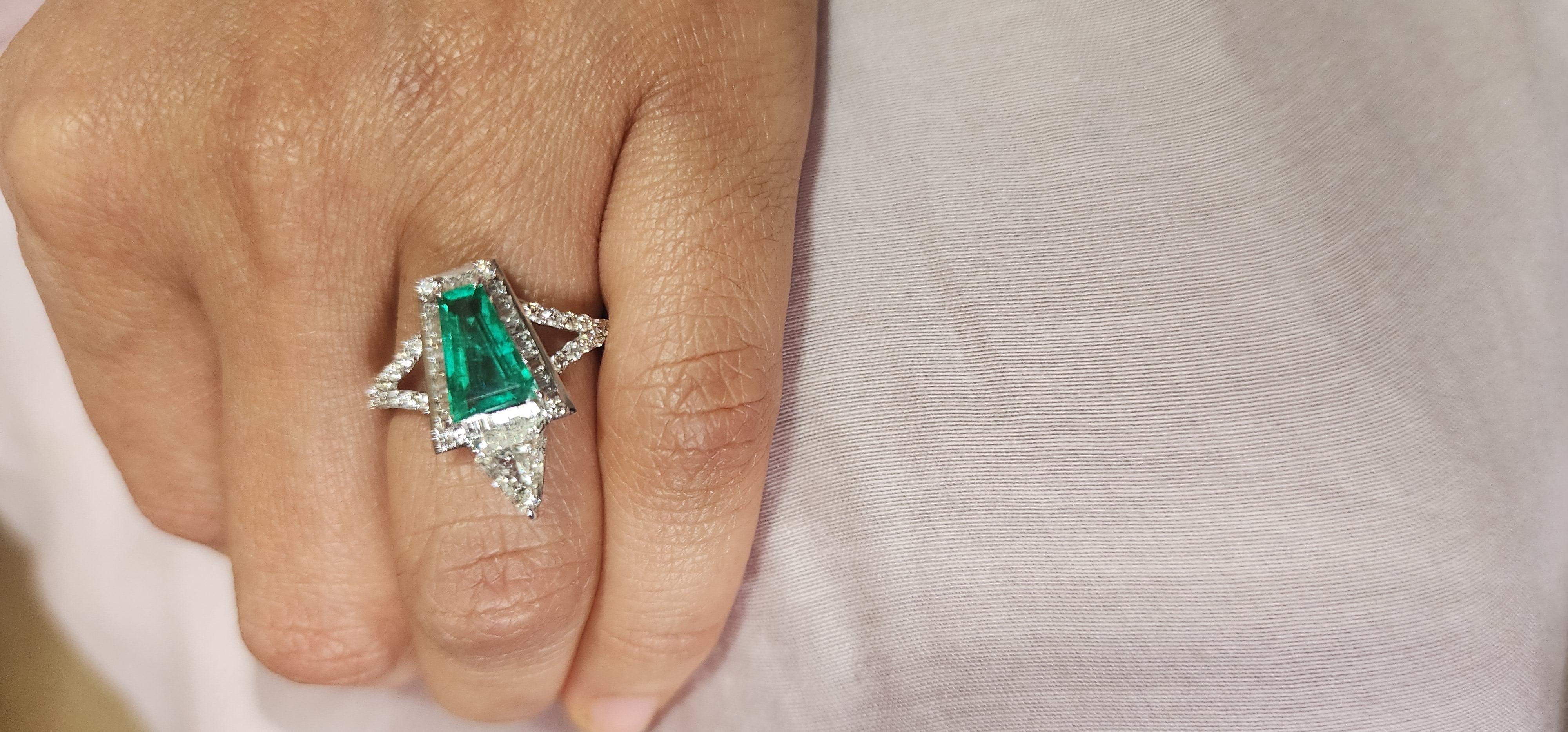 Natürlicher sambischer Smaragd-Diamantring aus 18 Karat Gold mit hochwertigem Diamanten im Angebot 3