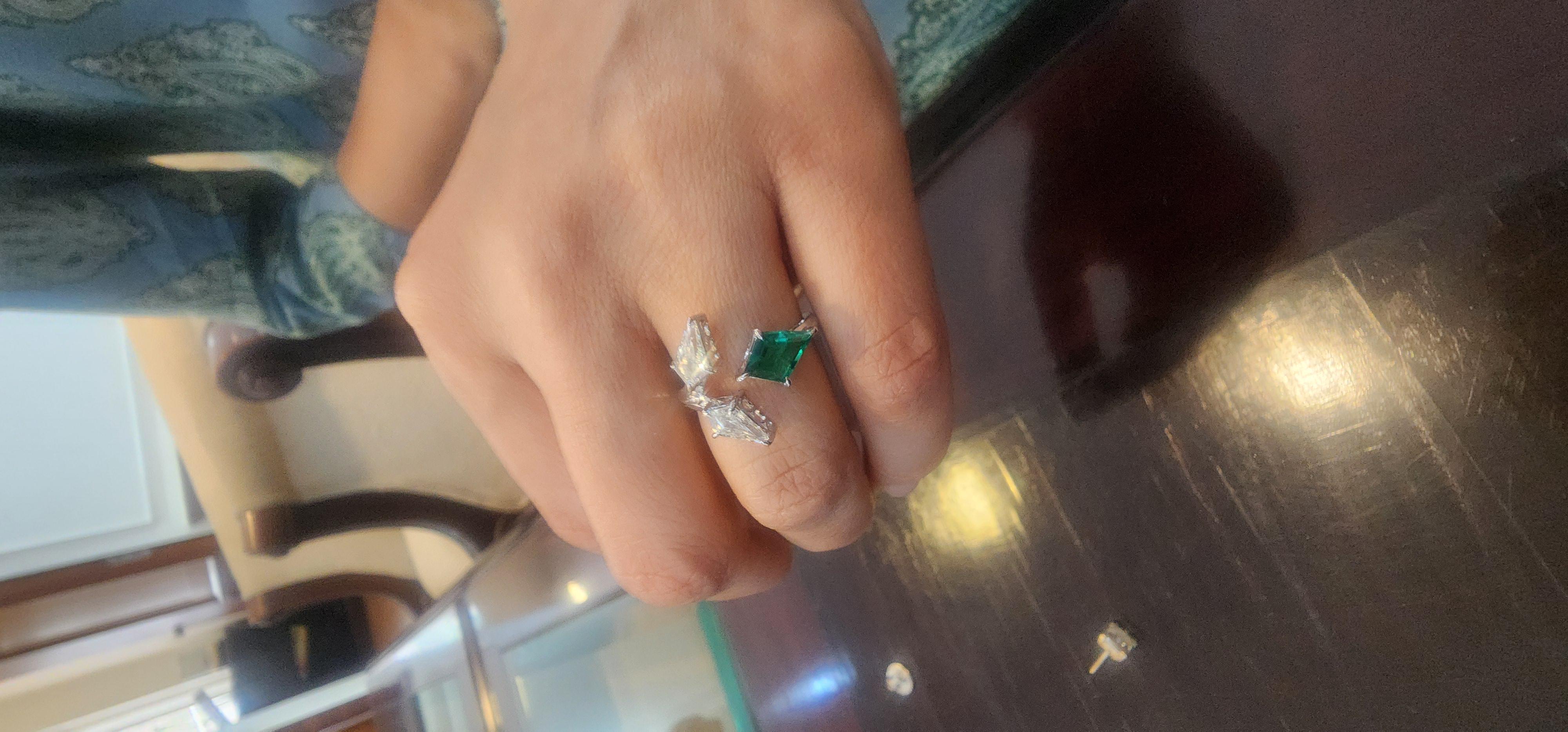 Natural zambian Emerald high quality  diamond ring in 18k gold For Sale 3