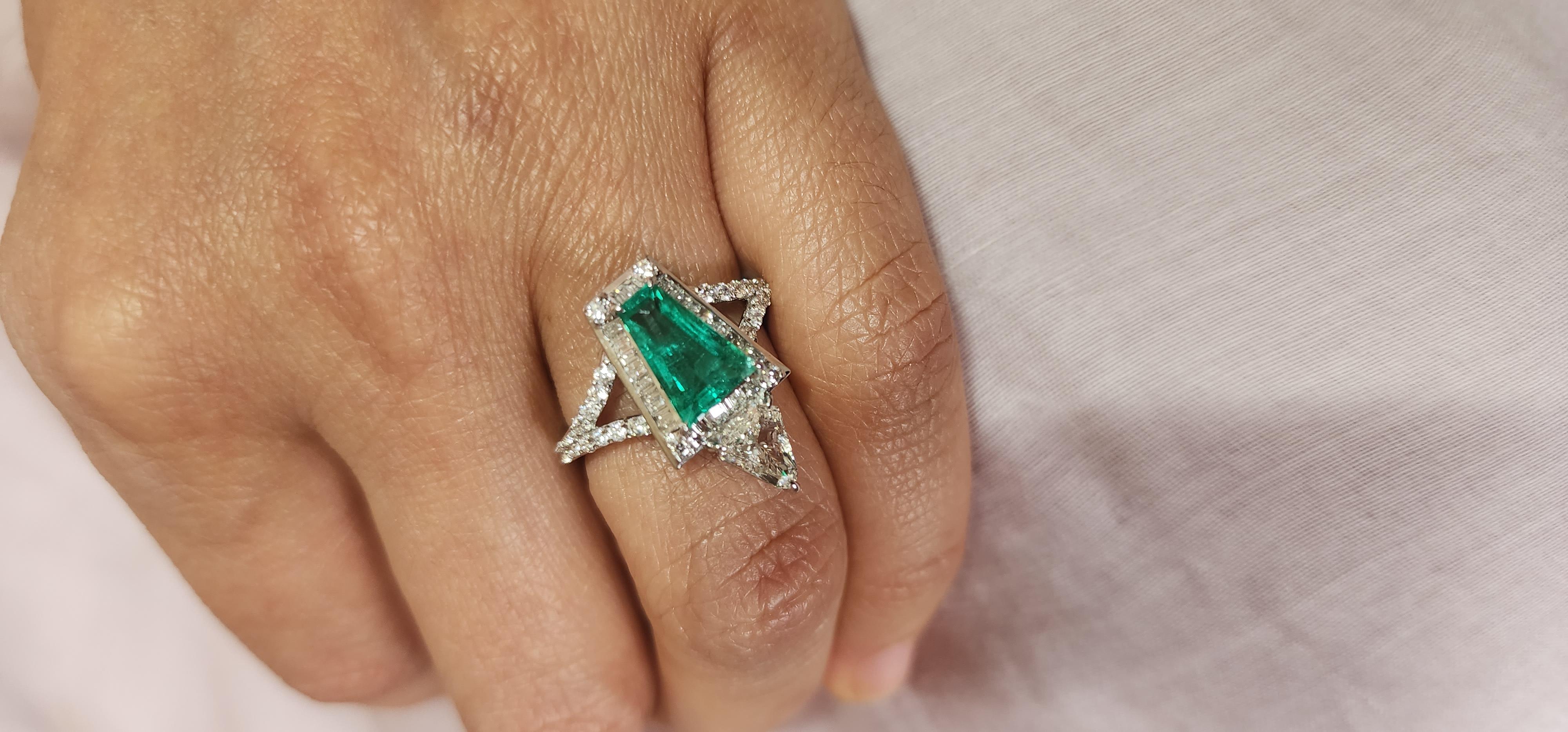 Natürlicher sambischer Smaragd-Diamantring aus 18 Karat Gold mit hochwertigem Diamanten im Angebot 4