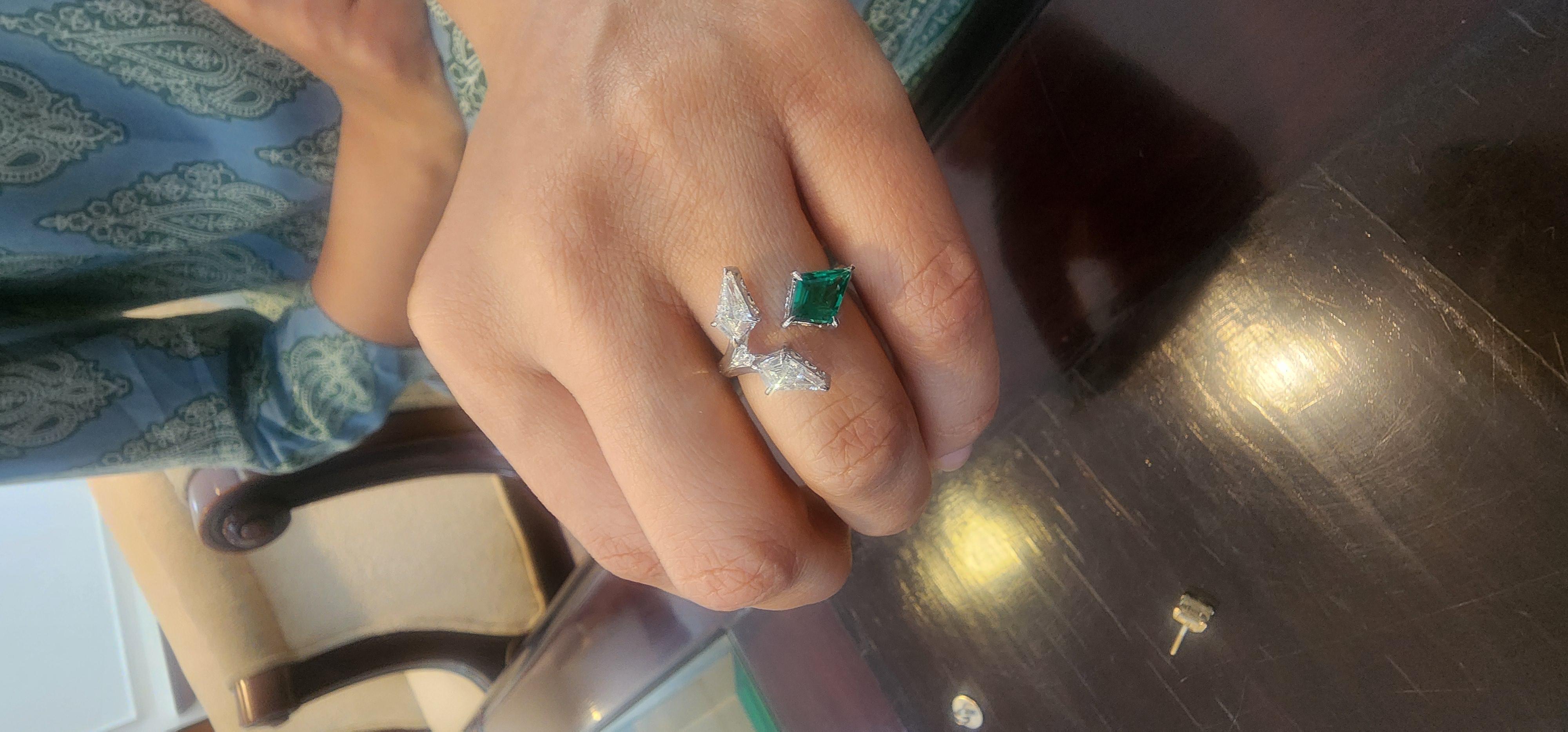 Natural zambian Emerald high quality  diamond ring in 18k gold For Sale 4
