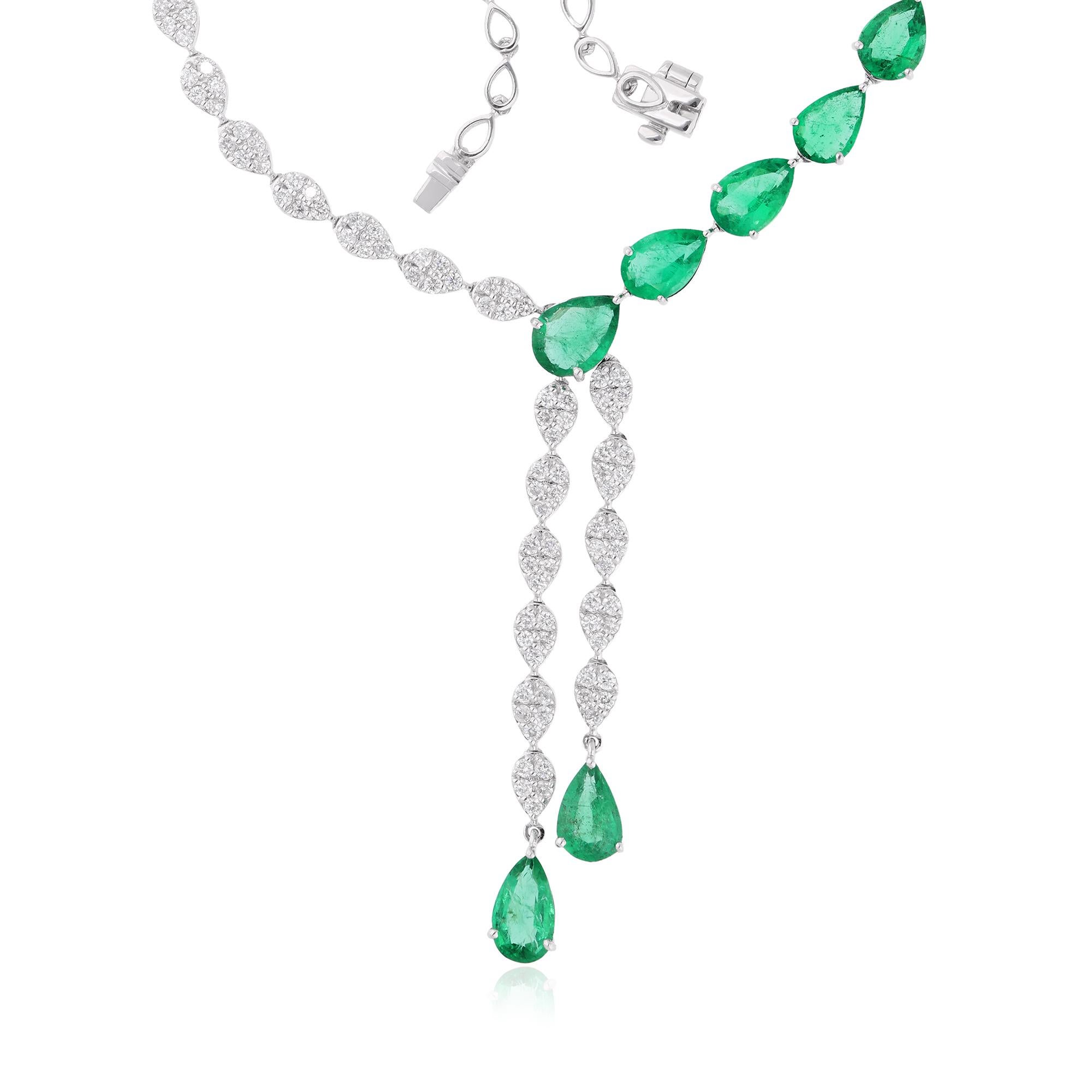 Der Smaragd ist von sorgfältig ausgewählten Birnendiamanten umgeben, von denen jeder einzelne eine bemerkenswerte Brillanz und Klarheit besitzt. Ihr birnenförmiger Schliff verstärkt ihr Funkeln und lässt das Collier in einem schillernden Glanz