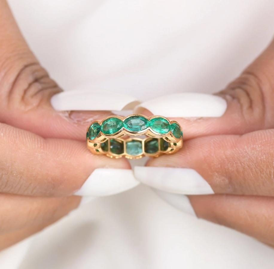 Emerald bezel set oval eternity band ring gold, Natural 6x4MM 7CTW emerald oval east west eternity band ring, Emerald wedding band ring gold

STONE DETAILS :
✦ Gemstone : Emerald
✦ Gemstone Type : Natural
✦ Gemstone Size : 6x4 MM
✦ Gemstone Shape :