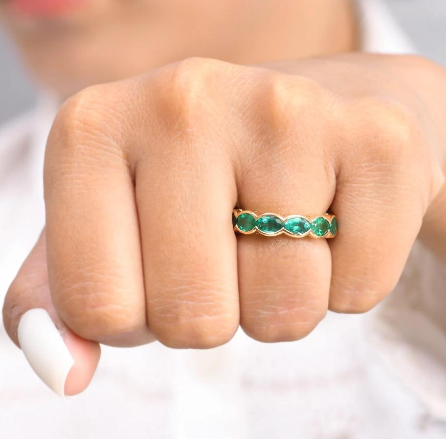 Taglio Asscher Anello ovale con smeraldo zambiano naturale in oro 18 carati in vendita