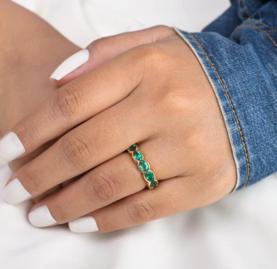 Anello ovale con smeraldo zambiano naturale in oro 18 carati In condizioni Nuovo in vendita a jaipur, IN