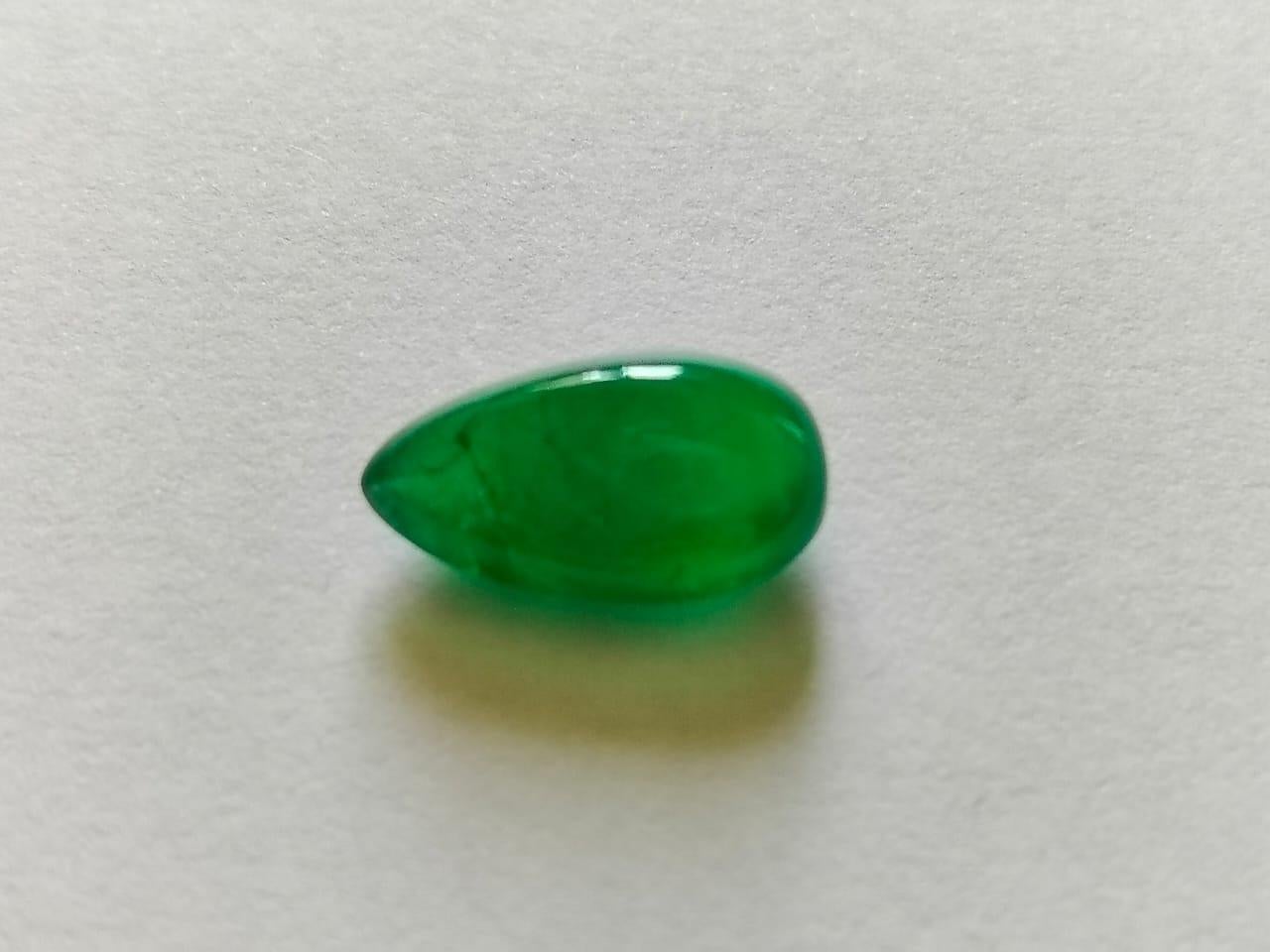 Eine sehr schöne Sambia Smaragd Pear Cabochon lose Edelstein ist einzigartig für seine Form.
10.95 Karat mit einer eleganten grünen Farbe und ausgezeichneter Reinheit. Auch hat ein tolles Aussehen mit idealer Politur zu zeigen, großen Glanz und