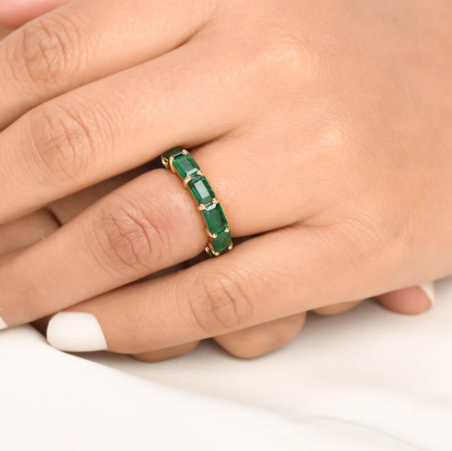 Taglio Asscher Anello con smeraldo zambiano naturale in oro 18 carati in vendita