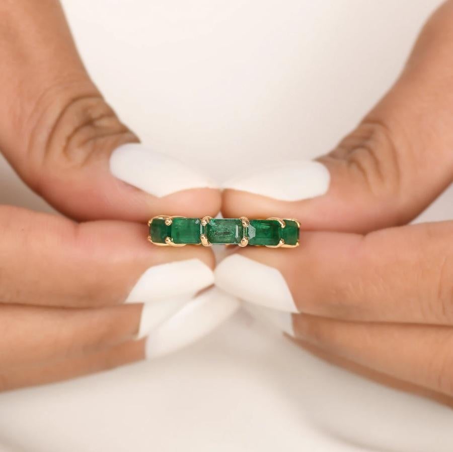 Anello con smeraldo zambiano naturale in oro 18 carati In condizioni Nuovo in vendita a jaipur, IN