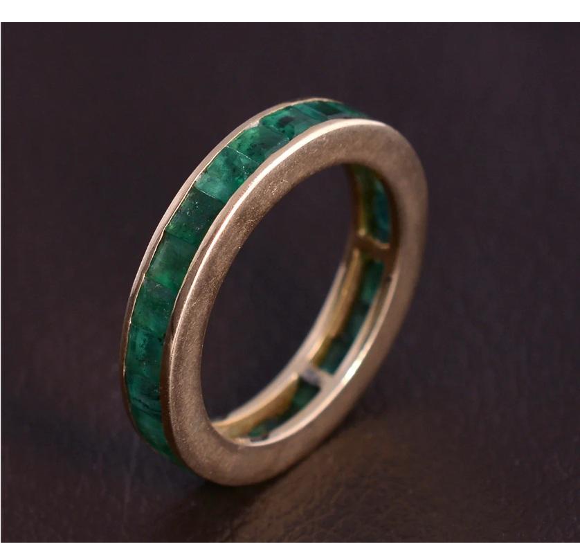 Women's Natural zambian emerald ring in 18k gold For Sale