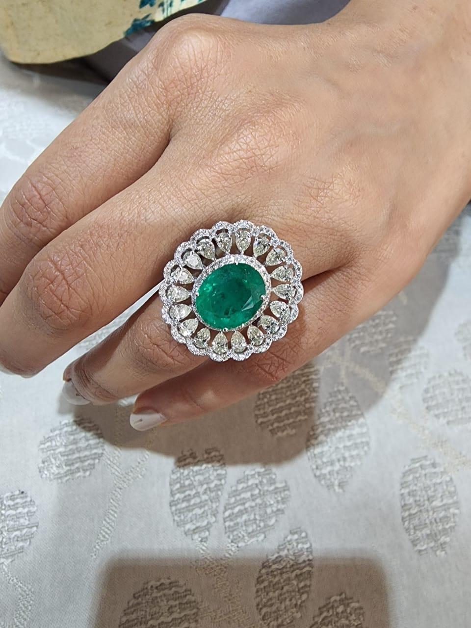 Natürlicher sambischer Smaragdring mit 6,30 Karat und 3,11 Karat Diamanten in 14k im Zustand „Neu“ im Angebot in New York, NY