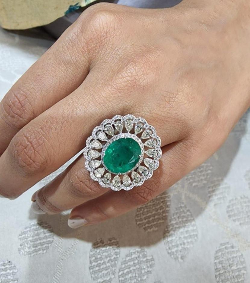 Natürlicher sambischer Smaragdring mit 6,30 Karat und 3,11 Karat Diamanten in 14k für Damen oder Herren im Angebot