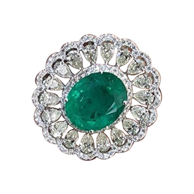 Anello con smeraldo naturale dello Zambia e perle di diamanti da 6,30 carati e 3,11 carati in 14 carati