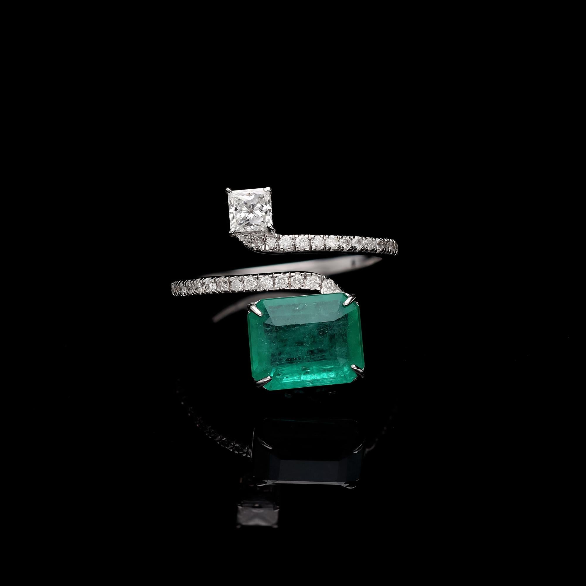 Mixed Cut Natural zambian emerald ring with diamond 0.49 cts in 18k gold For Sale