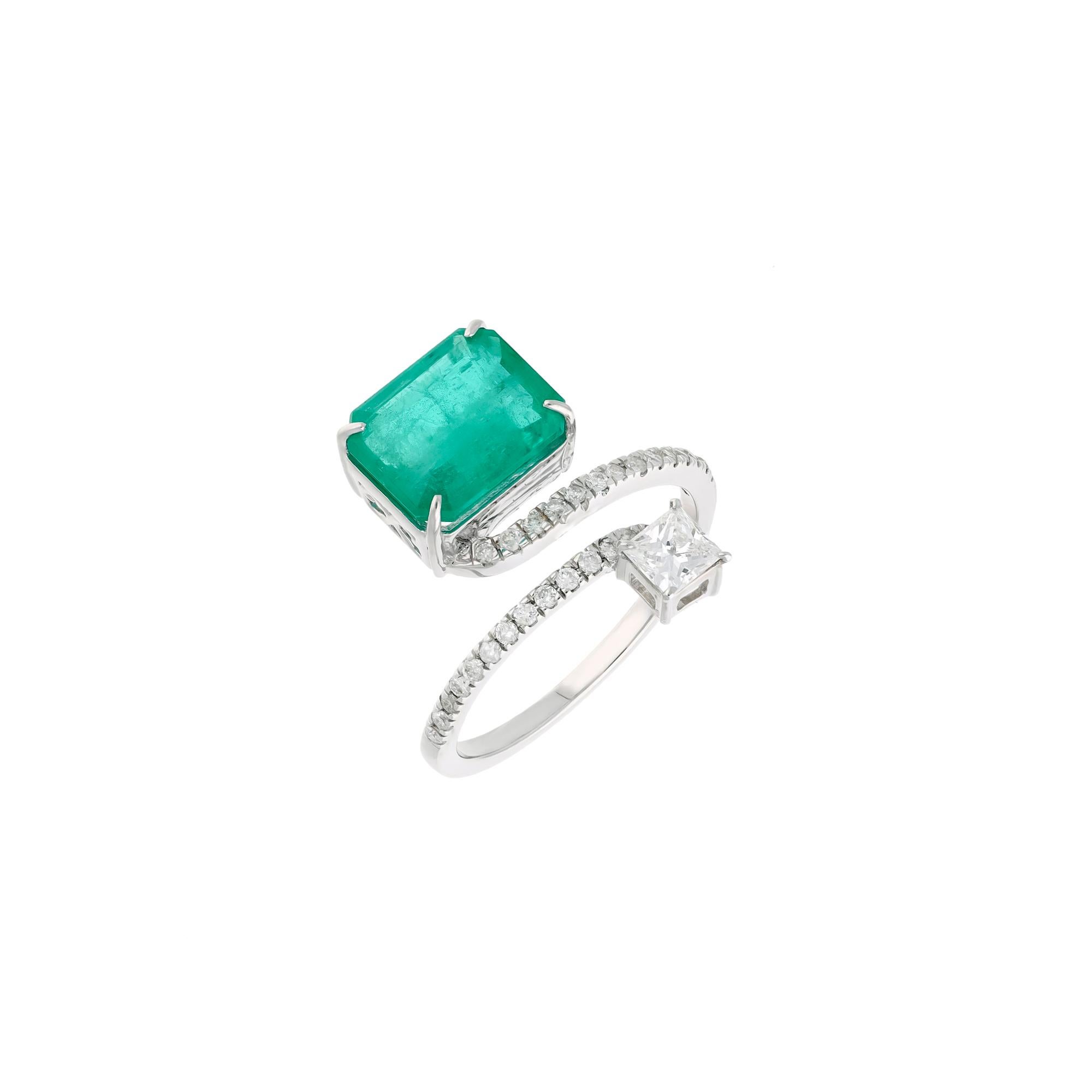 Natural zambian emerald ring with diamond 0.49 cts in 18k gold In New Condition For Sale In jaipur, IN