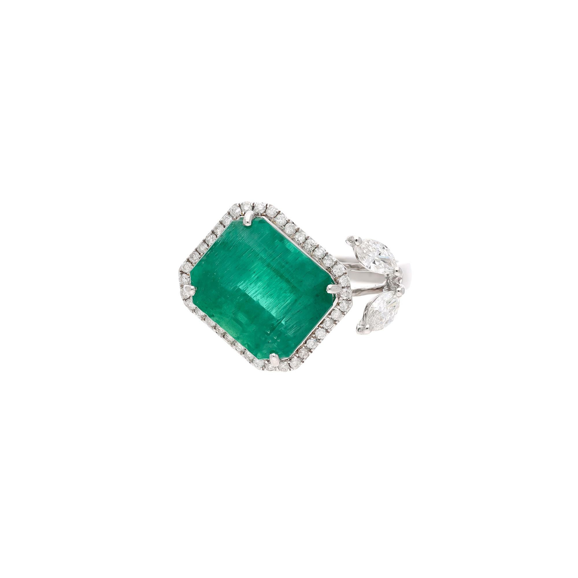 Natural zambian emerald ring with diamond 0.53 cts in 18k gold In New Condition For Sale In jaipur, IN