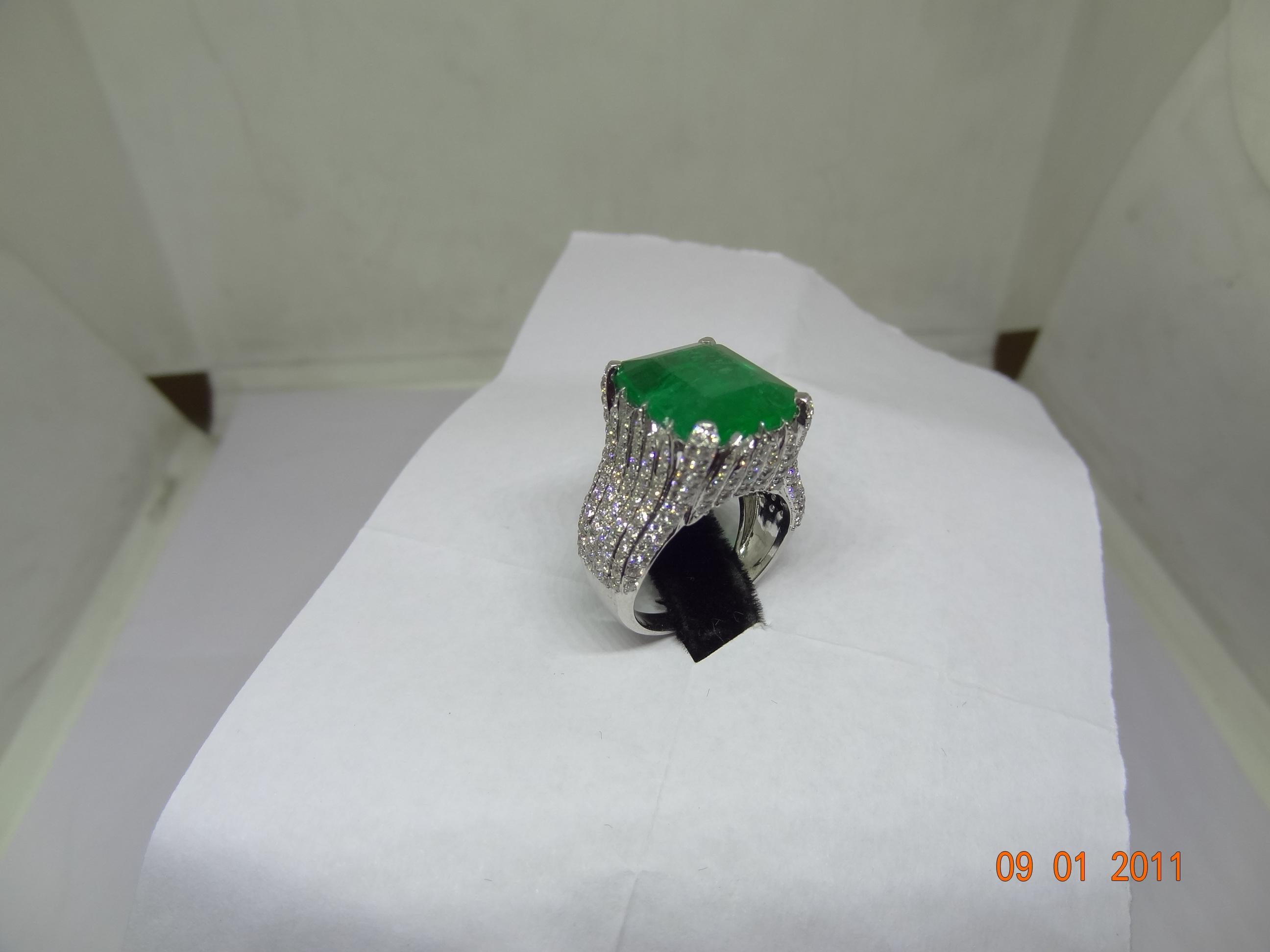 Dies ist ein natürlicher sambischer Smaragd Ring mit Diamanten und 14k Gold. Die Smaragde sind sehr hohe Qualität und sehr gute Qualität Diamanten die Klarheit ist vsi und G Farbe


Smaragde :9,75 Karat
Diamanten : 2,10 Karat
Gold : 7,92 GM

Dies