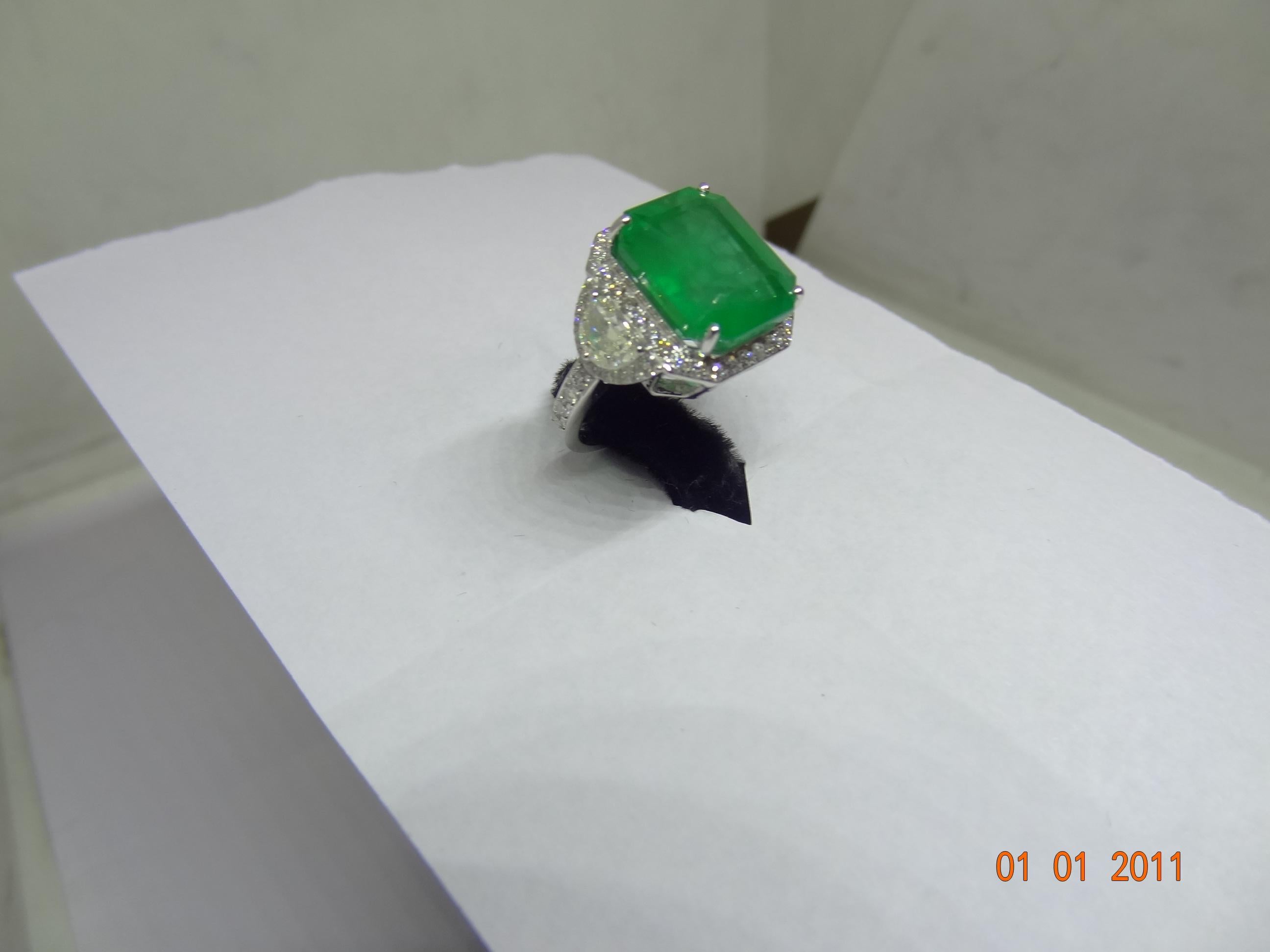 Women's Natural Zambian emerald ring with diamond and 14k gold For Sale