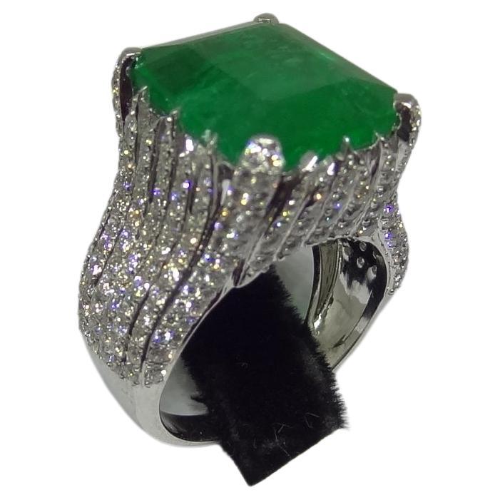 Natural Zambian emerald ring with diamond and 14k gold For Sale