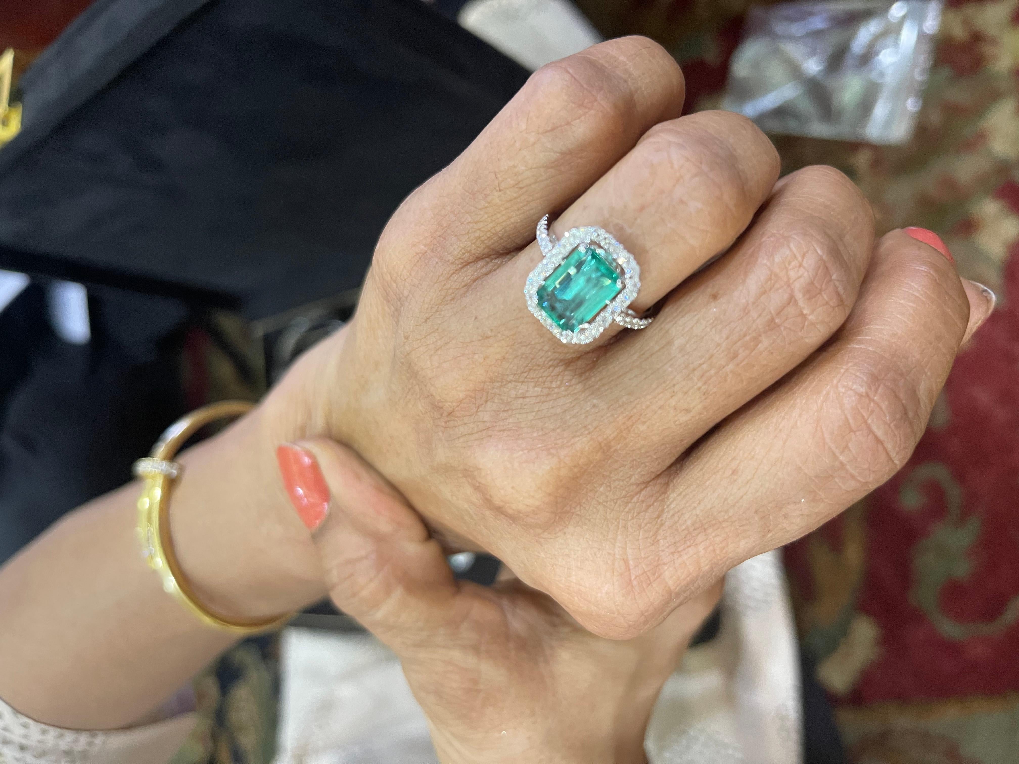 This is an elegant natural Zambian Emerald ring with diamonds clarity VSI and colour is G
the Emerald is of very high quality

Emerald: 2.53 CT’s
diamonds : 0.50
gold : 2.55 gmc

Its very hard to capture the true color and luster of the stone, I