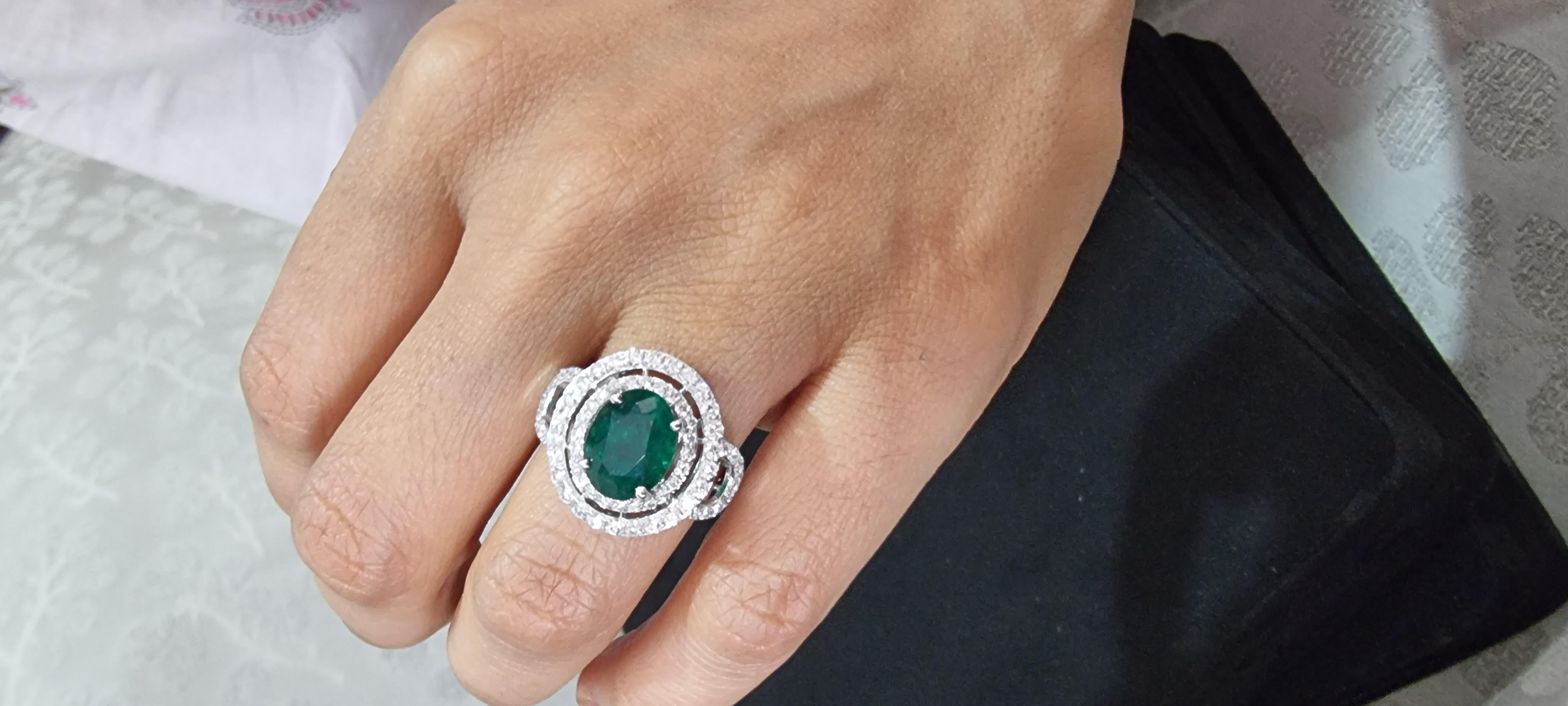 Natural Zambian Emerald Ring with Diamonds and 14k Gold In New Condition For Sale In New York, NY