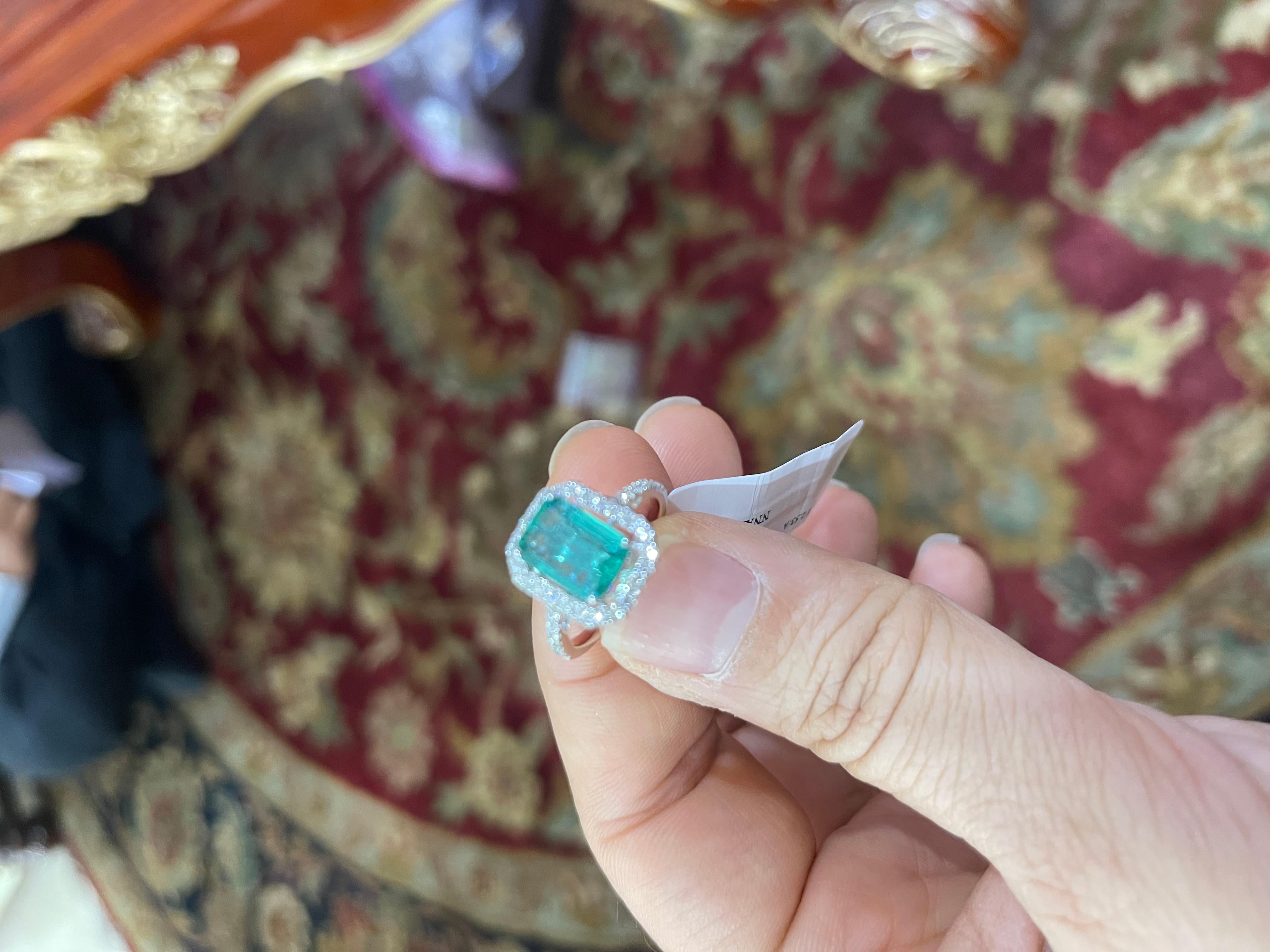 Natürlicher sambischer Smaragdring mit Diamanten und 18 Karat Gold im Zustand „Neu“ in New York, NY