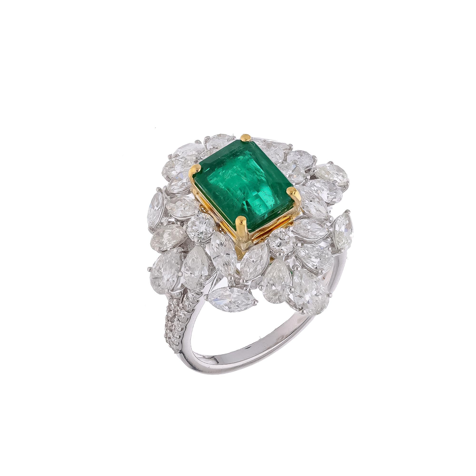 Natural Zambian Emerald Ring with Diamonds and 18k Gold In New Condition For Sale In New York, NY