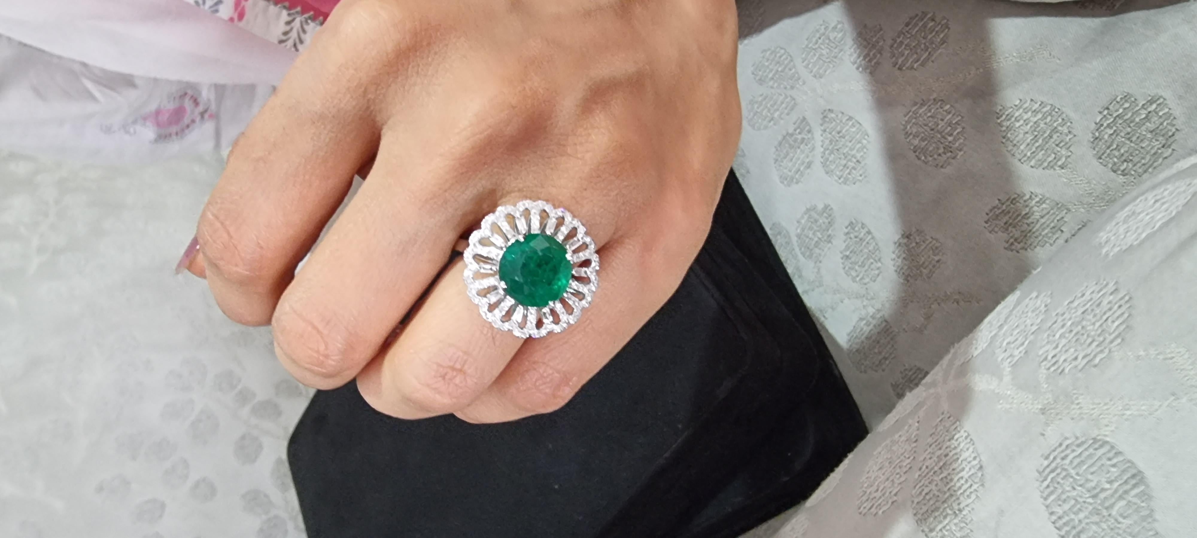 Natural Zambian Emerald Ring with Diamonds in 14k Gold In New Condition For Sale In New York, NY