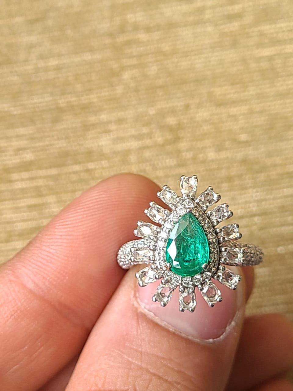 Natural Zambian Emerald & Rose Cut Diamonds Engagement Ring Set in 18K Gold In New Condition For Sale In Hong Kong, HK