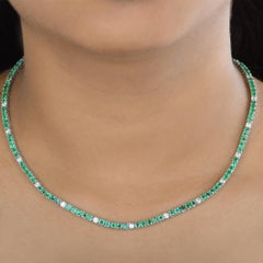 Natürlicher sambischer Smaragd SI/H Diamant-Tennis-Halskette aus 10 Karat Weißgold Schmuck