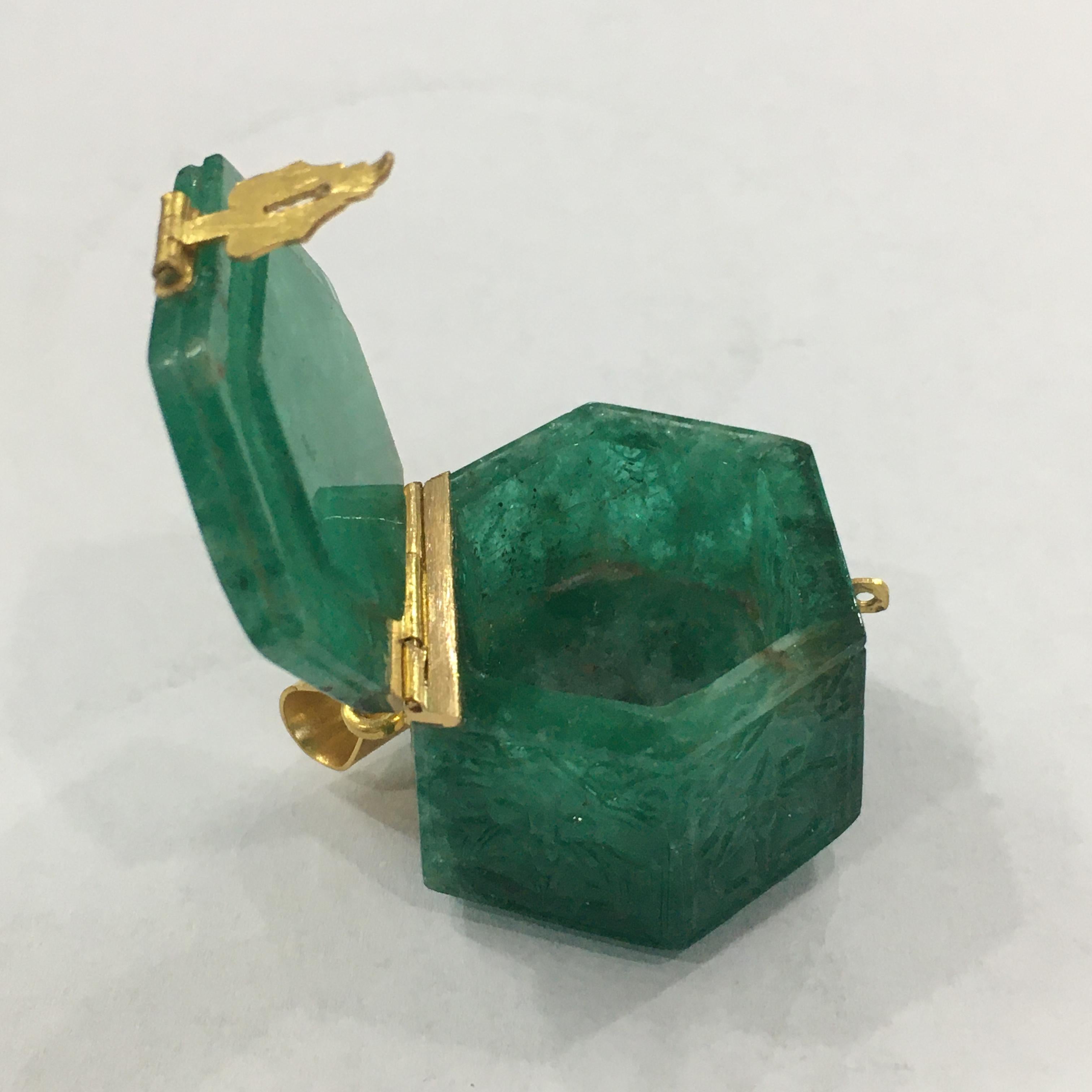 Natural Zambian Emerald Snuff Box Cum Pendant Encased with 22K Gold In New Condition In Bangkok,, TH