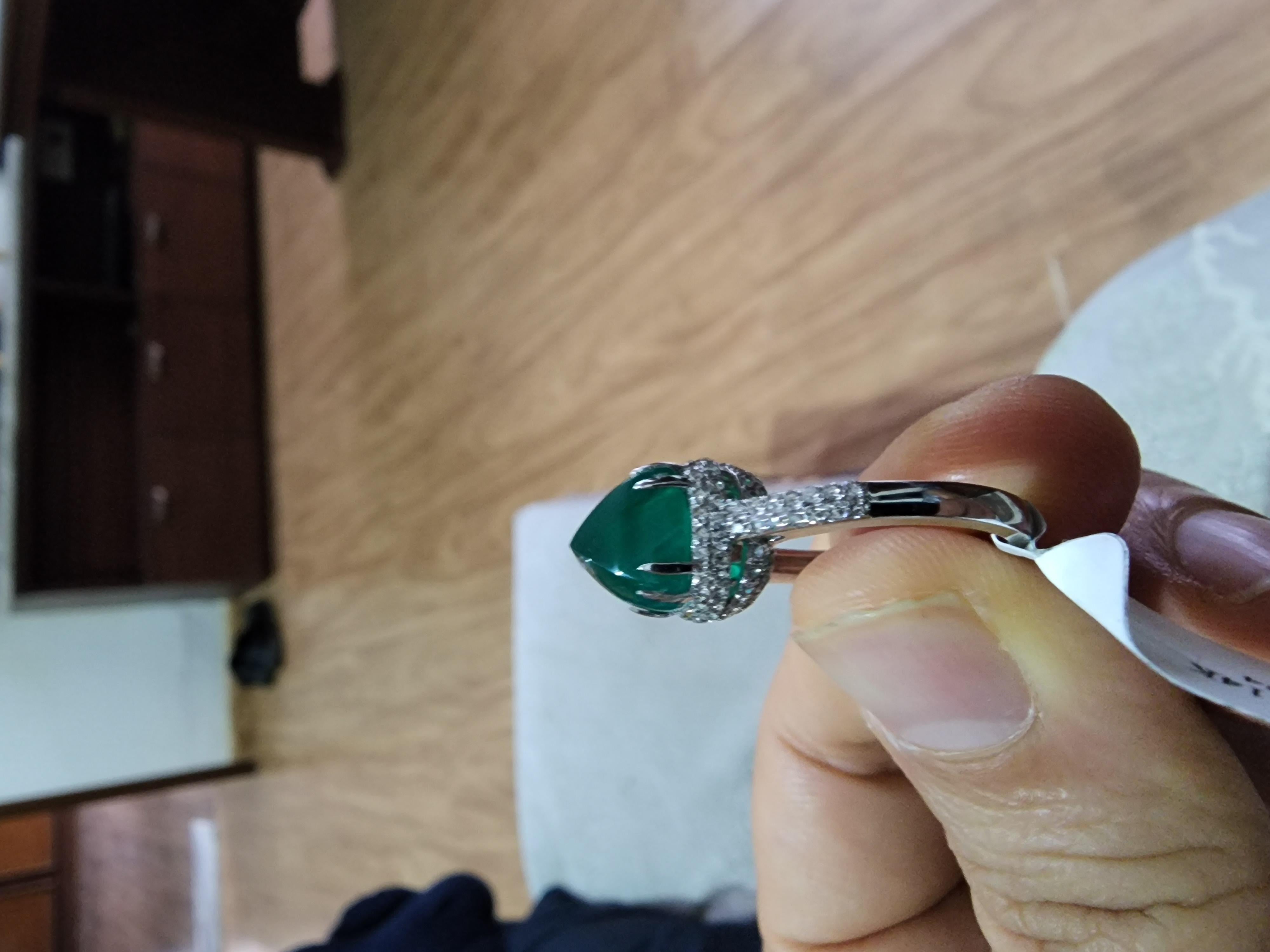 Smaragd : 4,88 Karat
Diamanten : 0,75 Karat
Gold : 3,58 Gramm (14k)

Es ist sehr schwer, die wahre Farbe und den Glanz des Smaragds zu erfassen, habe ich versucht, Bilder hinzuzufügen, die professionell und von mir von meinem Telefon genommen