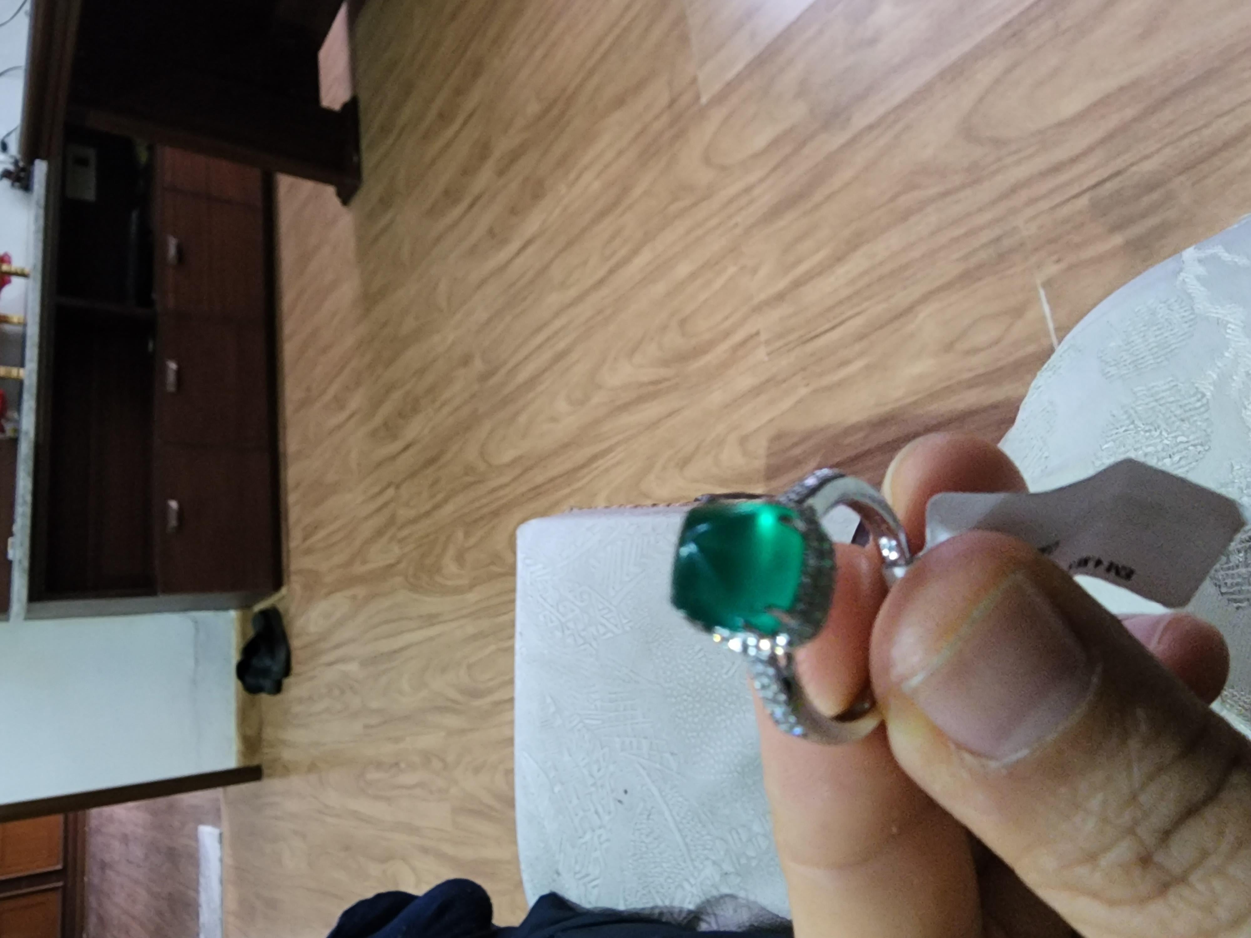 Natural Zambian Emerald Sugarloaf Caboshan 4.88 Carats / Diamonds 0.75 Carats In New Condition For Sale In New York, NY