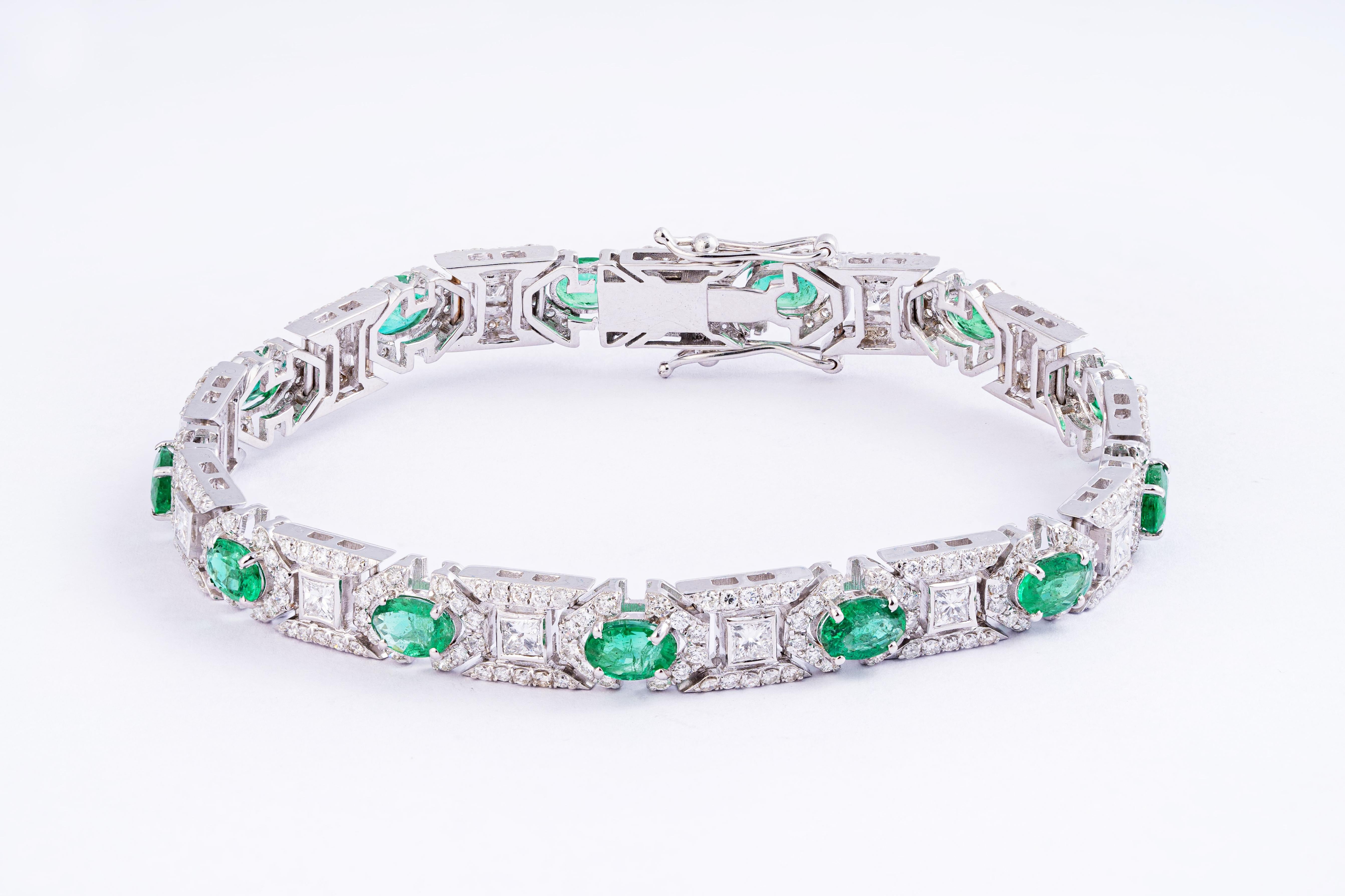 Taille émeraude Bracelet tennis en émeraudes naturelles de Zambie avec diamants et or 18 carats en vente