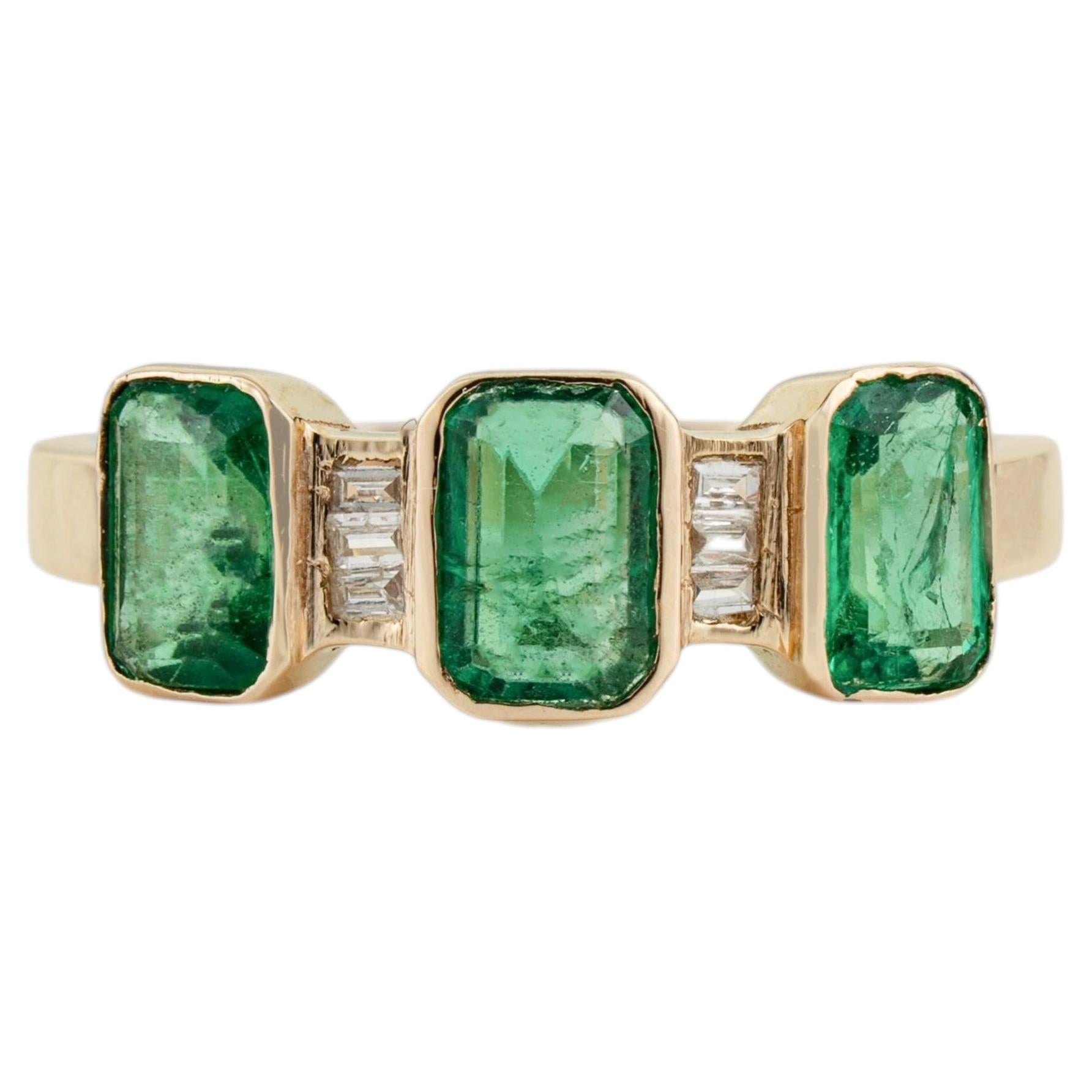 Natürlicher sambischer Smaragd Drei-Stein-Ring mit Diamant-Akzenten in 14K Gelbgold