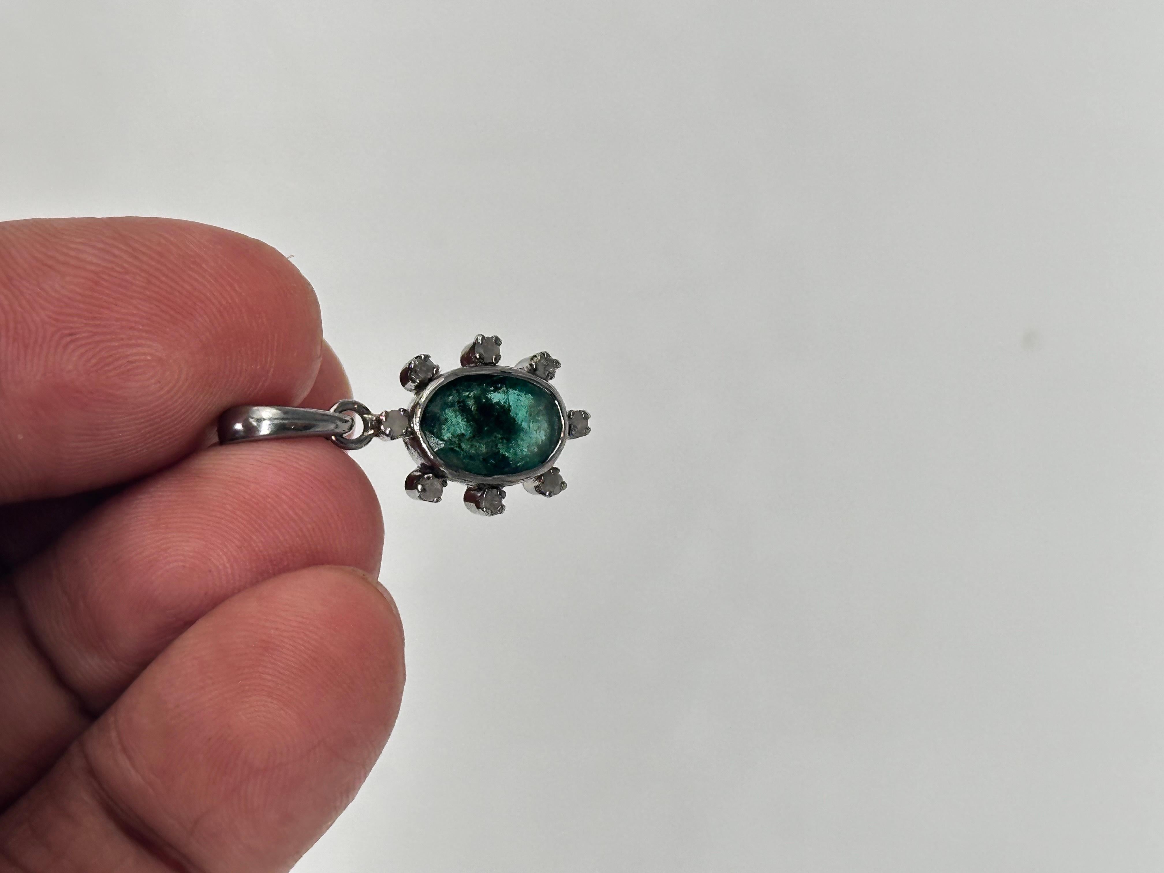 Vintage natural Emerald rose cut Diamonds Sterling Silver star burst Pendant In New Condition For Sale In Delhi, DL