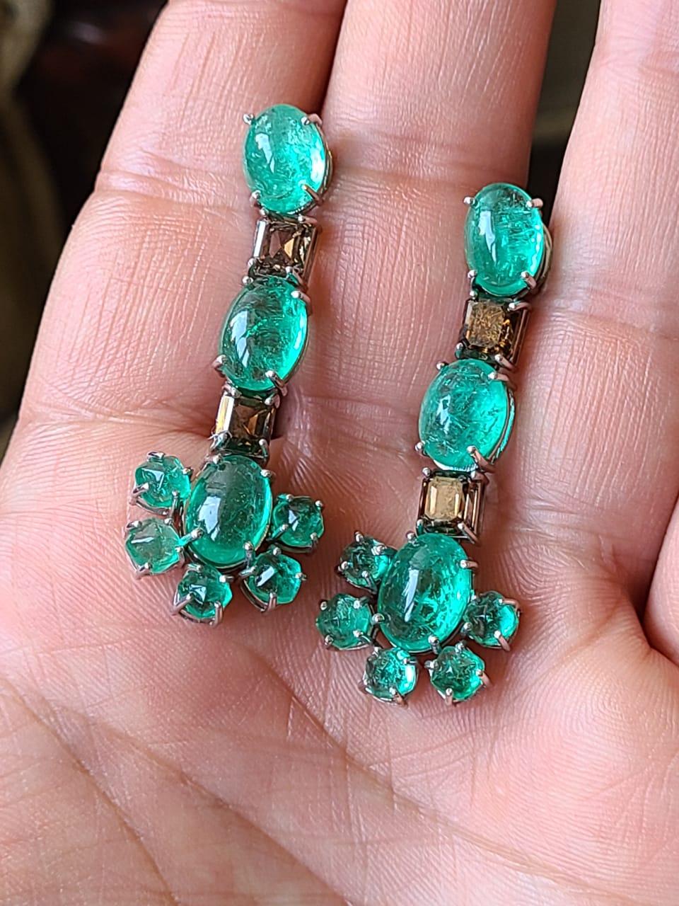 Natürliche kolumbianische Smaragde & braune Diamanten-Kronleuchter-Ohrringe aus 18 Karat Gold (Cabochon) im Angebot
