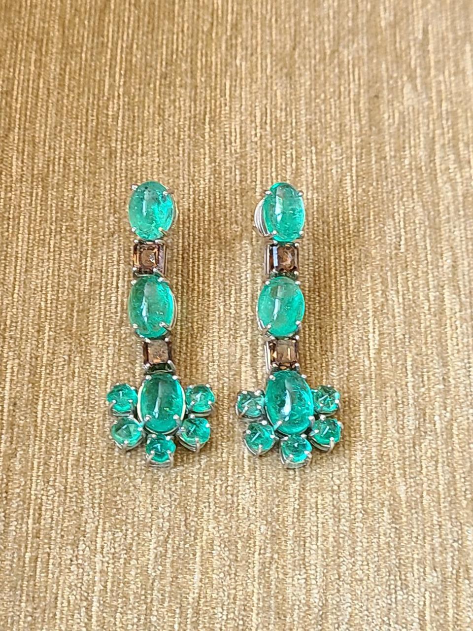 Natural Columbian Emeralds & Brown Diamonds Chandelier Earrings Set in 18K Gold In New Condition For Sale In Hong Kong, HK