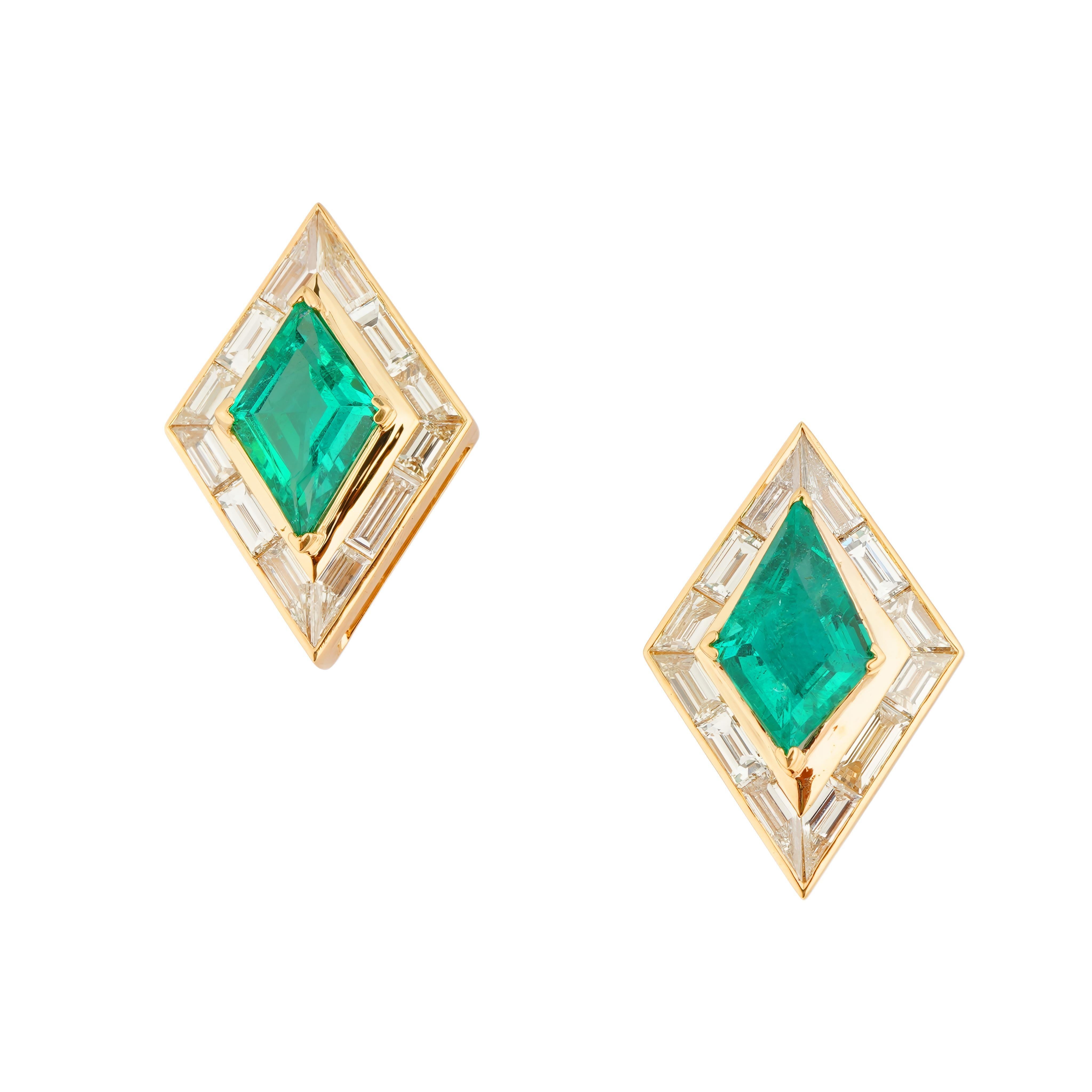 Gw=9.693gm
Nw=8.335gm
Diamond Baguette=2.79cts
Emerald =4.00cts

FOLLOW MonalisaJewelry Inc. storefront to view the latest collection.
Free Shipping with in United States
We encourage you to take a look at all the pictures provided for this item. As