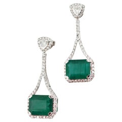 Natürlicher zambischer Ohrring aus 18 Karat Gold mit hochwertigem Smaragd und Diamanten
