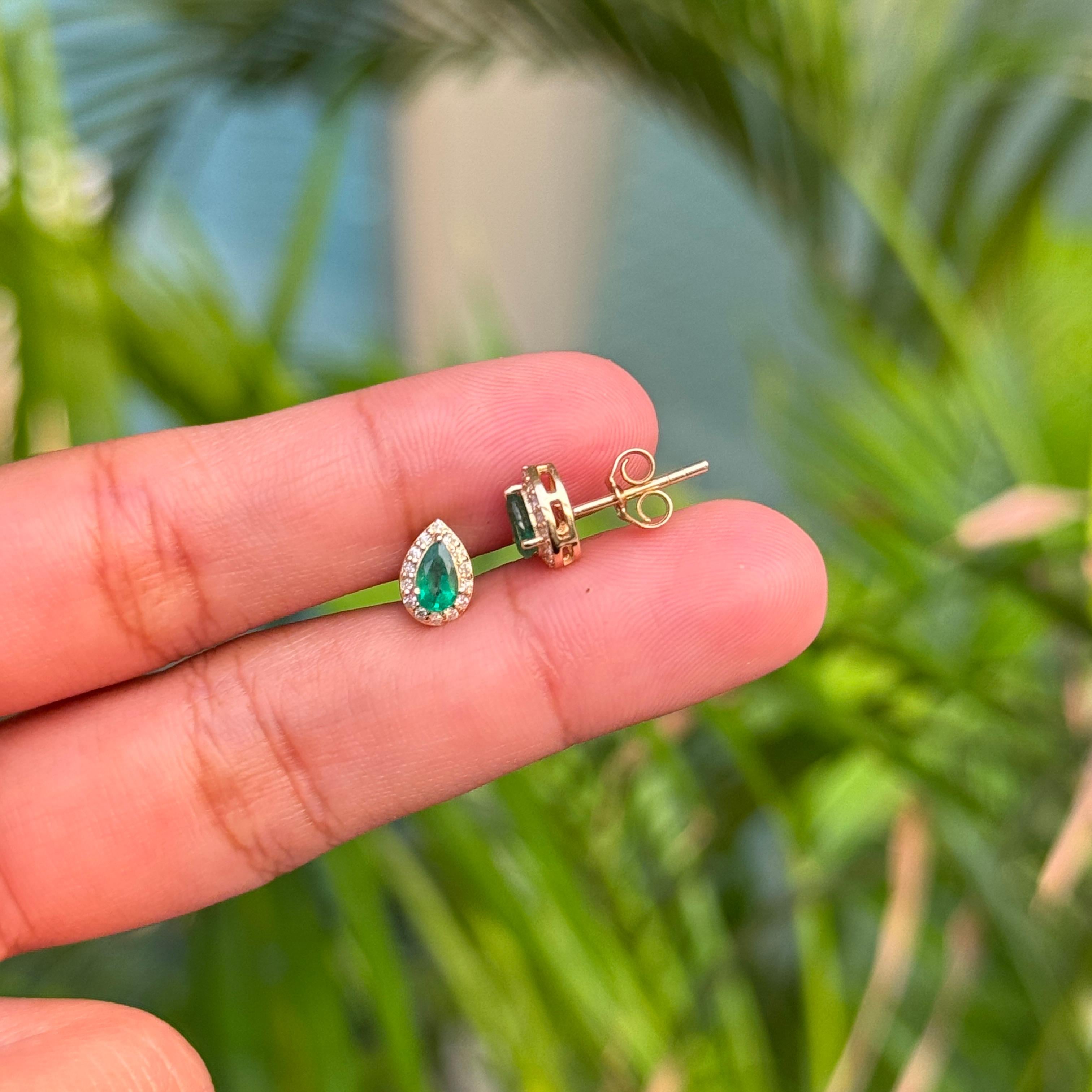 Taille poire Boucles d'oreilles en or jaune 14K avec émeraude naturelle zambienne taille poire et halo de diamants en vente