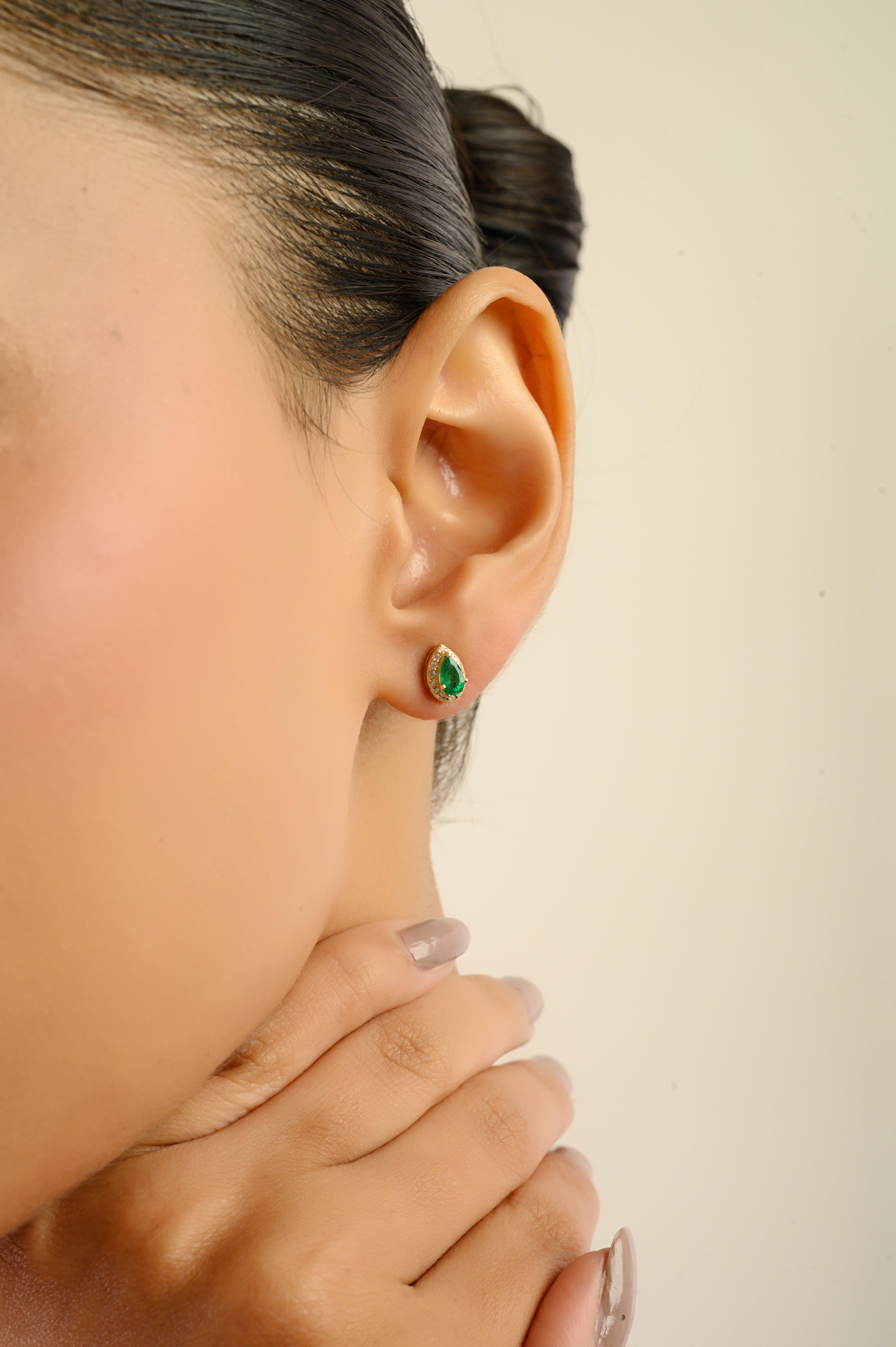 Boucles d'oreilles en or jaune 14K avec émeraude naturelle zambienne taille poire et halo de diamants Pour femmes en vente