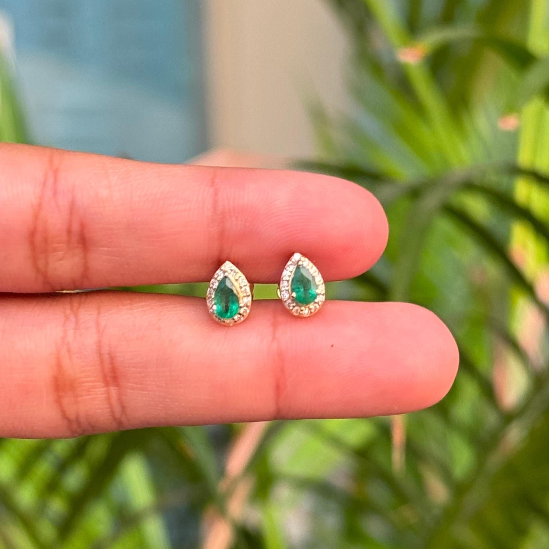 Boucles d'oreilles en or jaune 14K avec émeraude naturelle zambienne taille poire et halo de diamants en vente 2