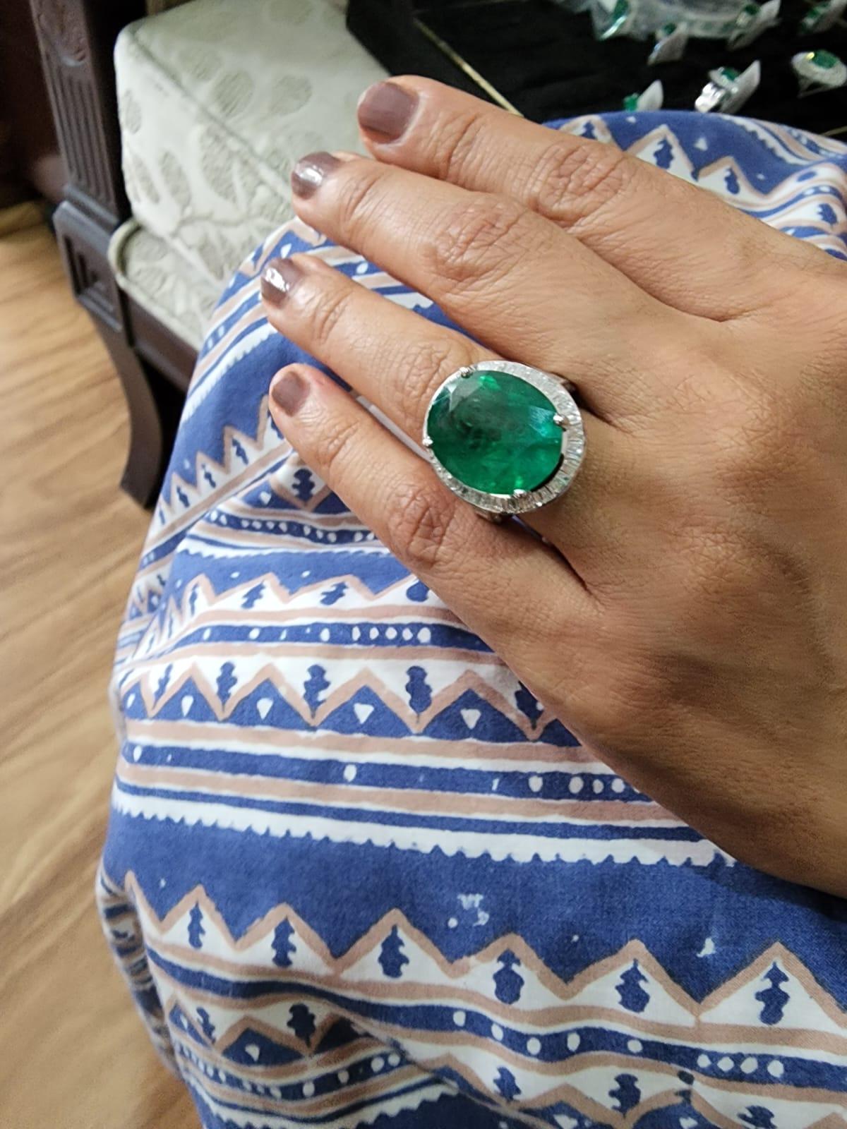 Natural Zambian Ring 14.90 Carats Emerald and 2.15 Carats in 14k Gold In New Condition For Sale In New York, NY