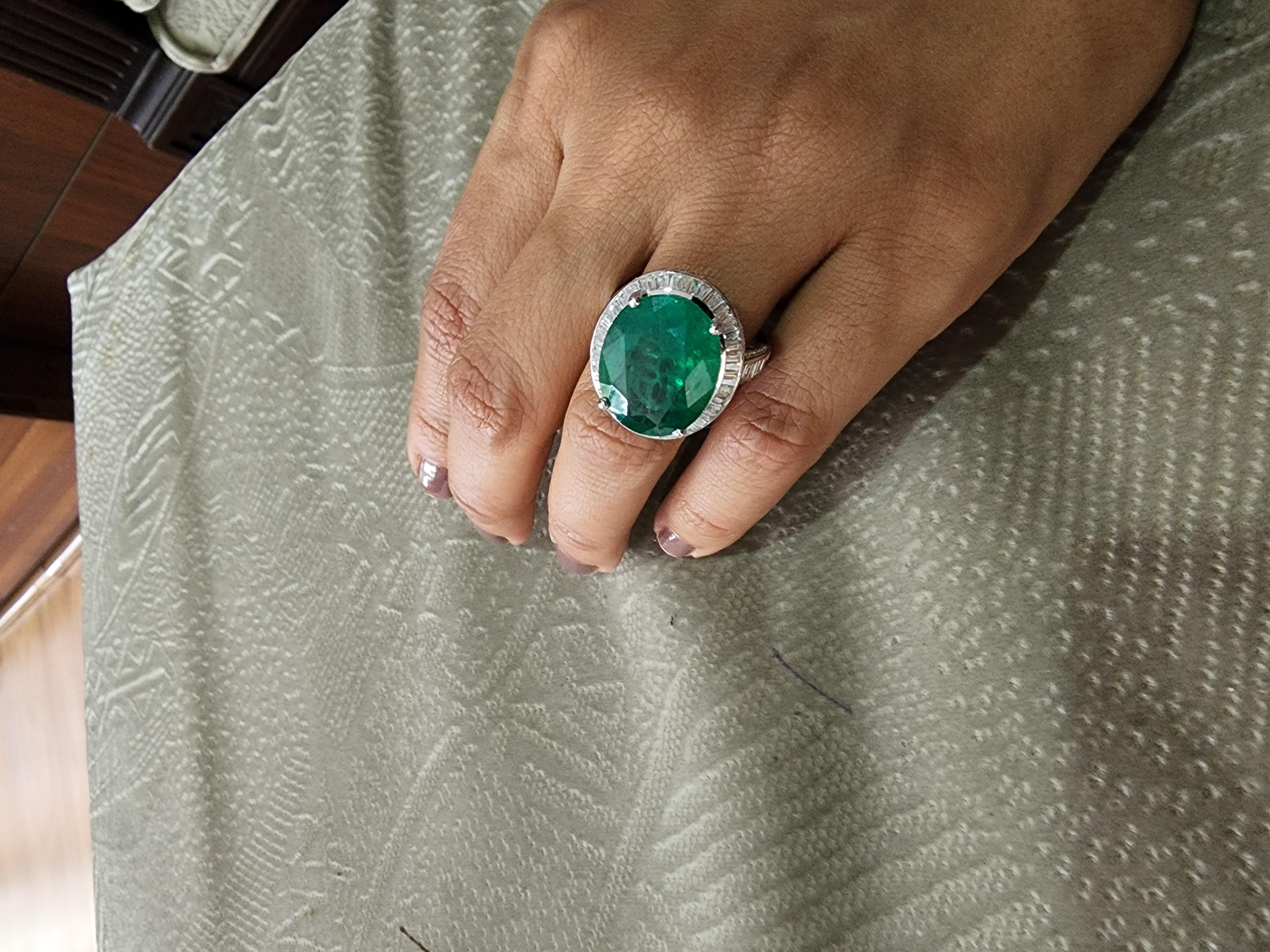 Natürlicher sambischer Ring mit 14,90 Karat Smaragden und 2,15 Karat Diamant /14k (Smaragdschliff) im Angebot