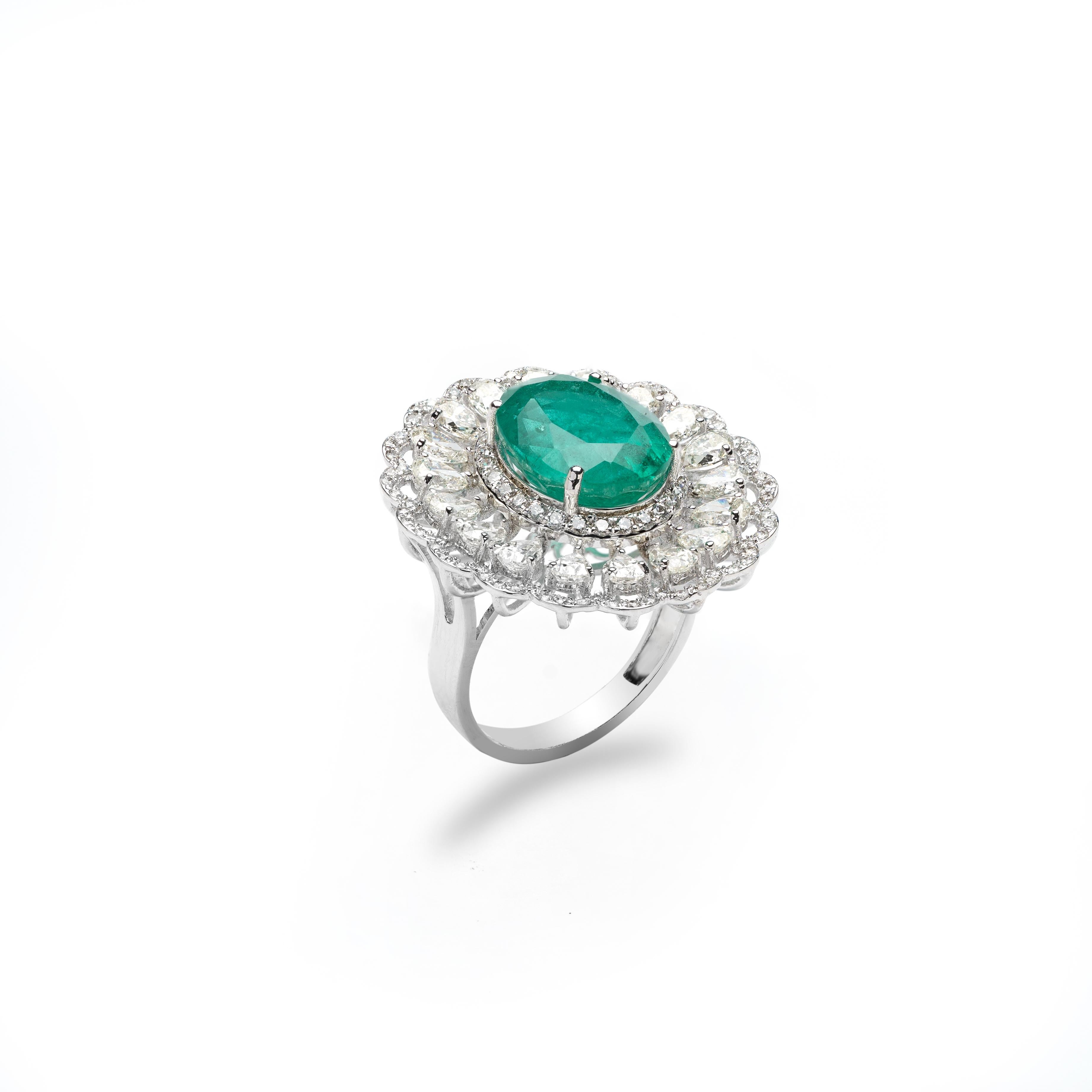 
Bague en émeraude naturelle de Zambie

 6,30 carats d'émeraudes  
 3,11 Carats  de diamants

Les émeraudes sont de très grande qualité. Il s'agit d'une toute nouvelle pièce.

Il est très difficile de capturer la véritable couleur et l'éclat de la